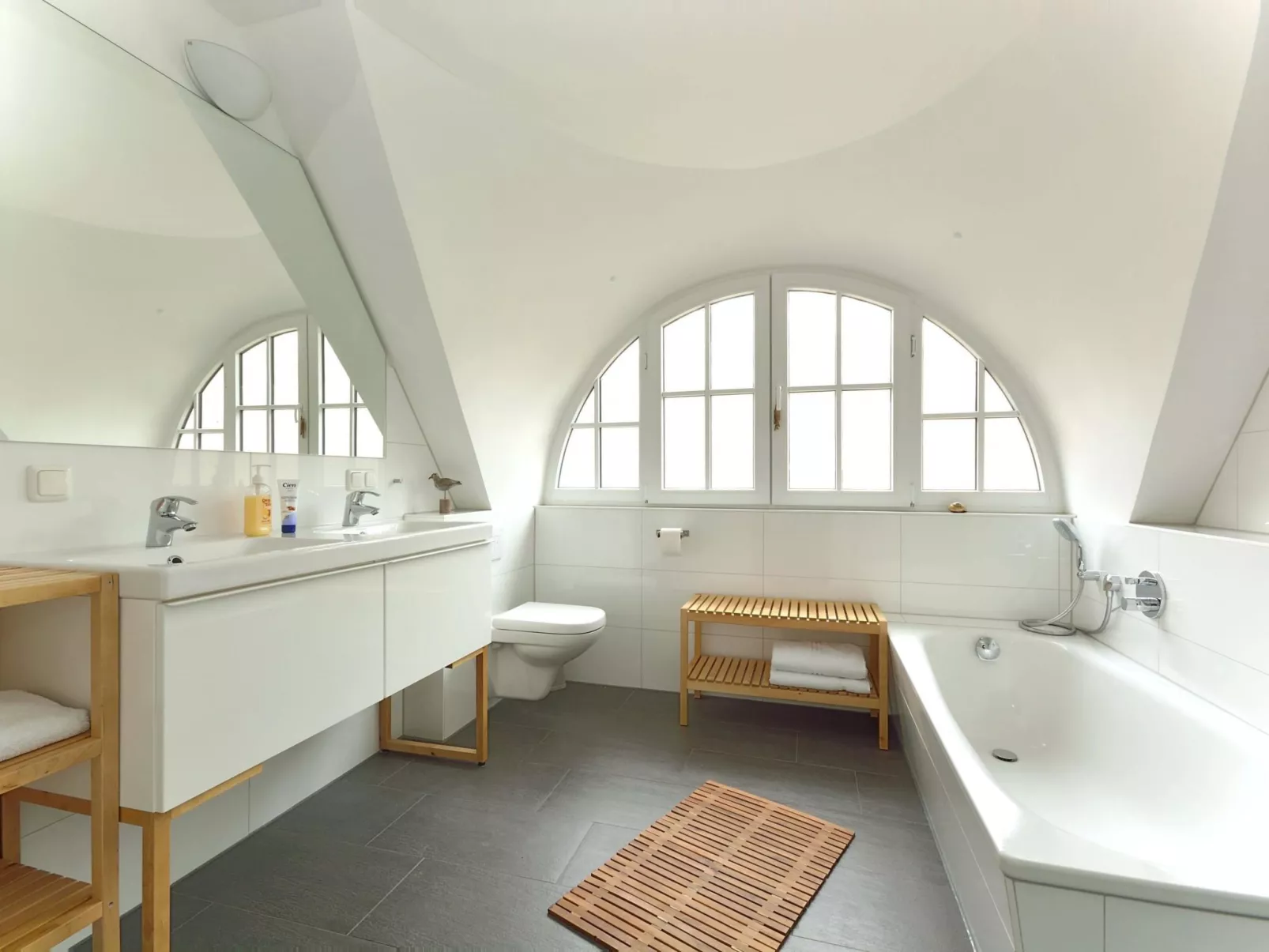 Komfort Ferienhaus mit Sauna und Kamin, auf großem Waldgrundstück, in absoluter-Binnen