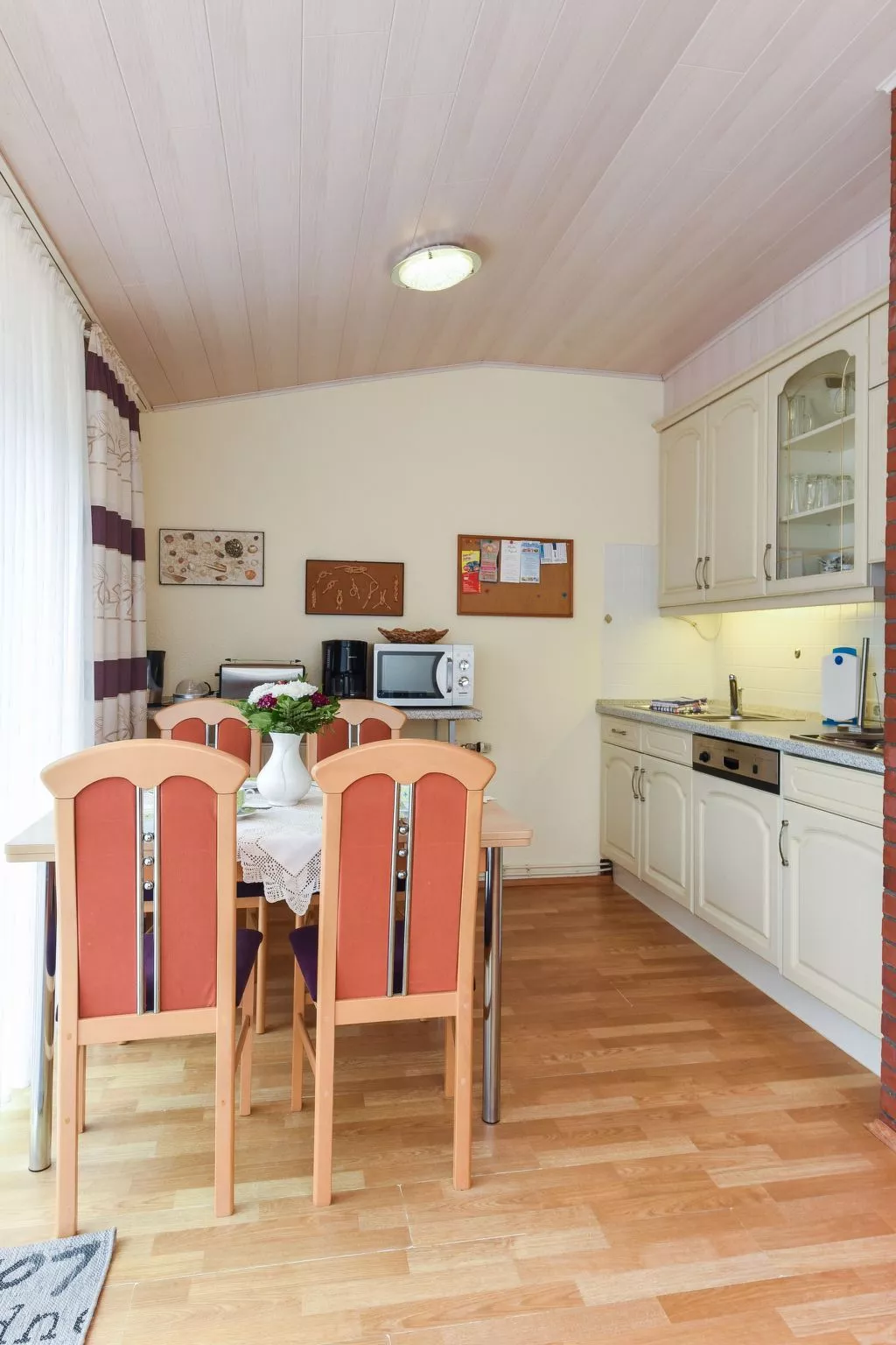 Strandnahes Ferienhaus mit Kinderspielplatz-Binnen