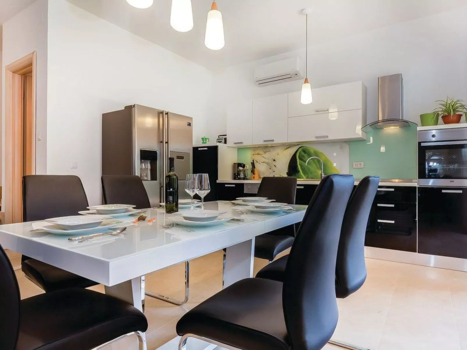 Geräumige, topmoderne Ferienvilla mit eigenem Pool-Binnen