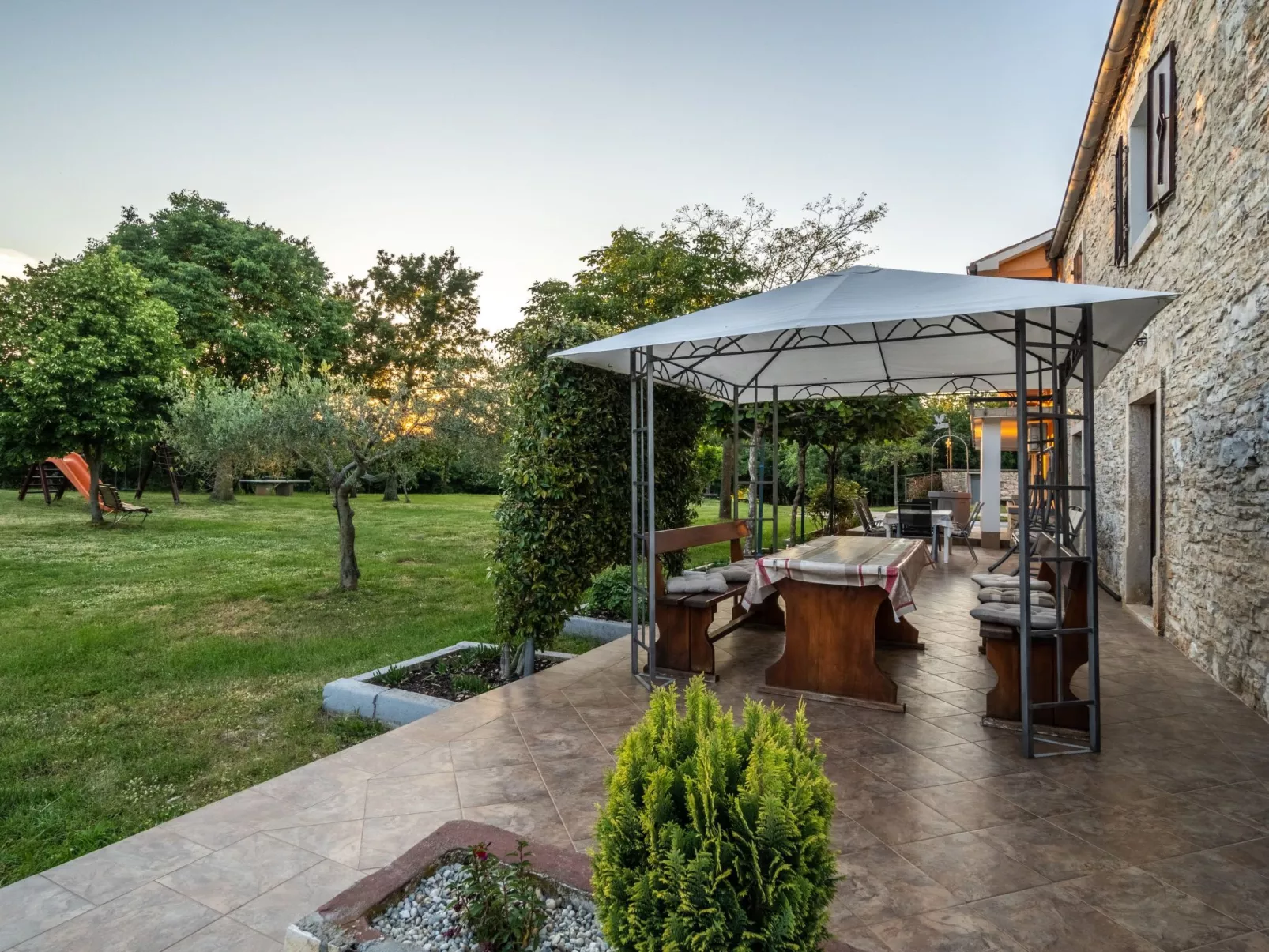 Schönes Haus mit großer grüner Umgebung, Pool-Buiten