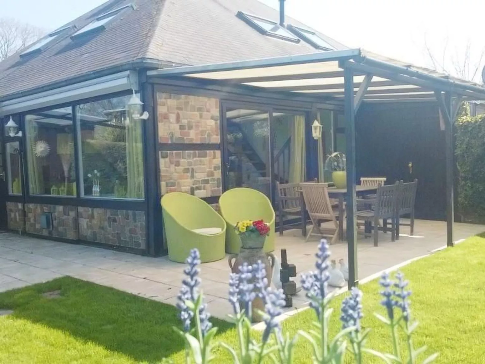 Gemütliches Vier-Personen-Bungalow mit Überdachung-Buiten