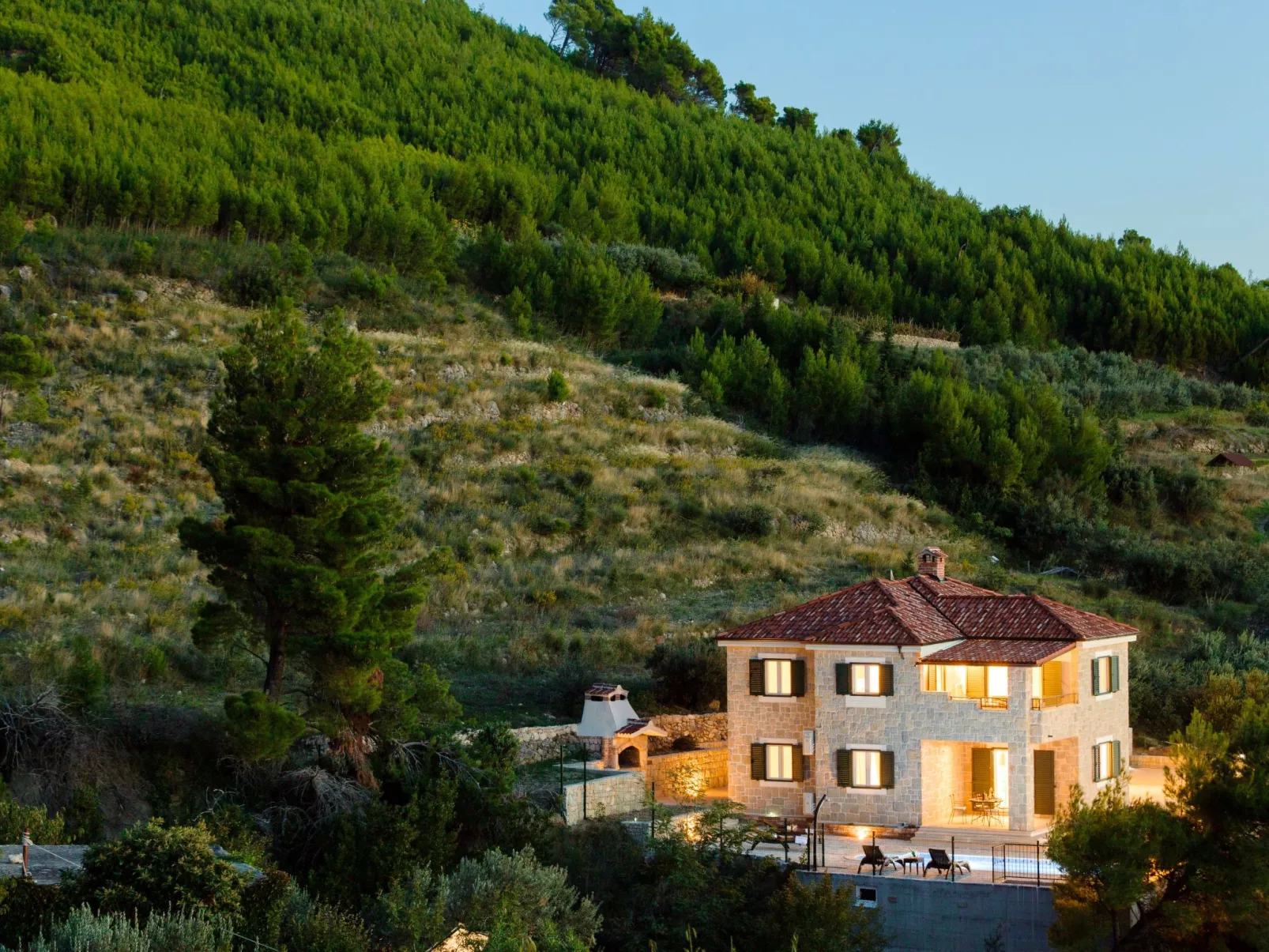 Luxuriöse Steinvilla mit privatem Swimmingpool und herrlichem Meerblick-Buiten