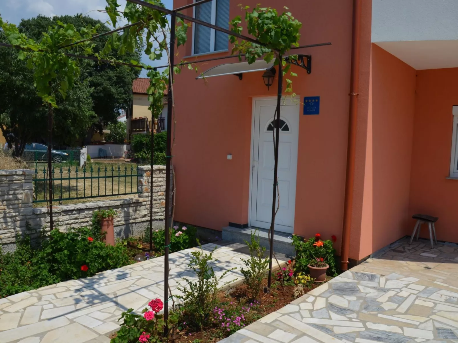 Ruhiges Ferienhaus mit Balkon und Garten-Buiten