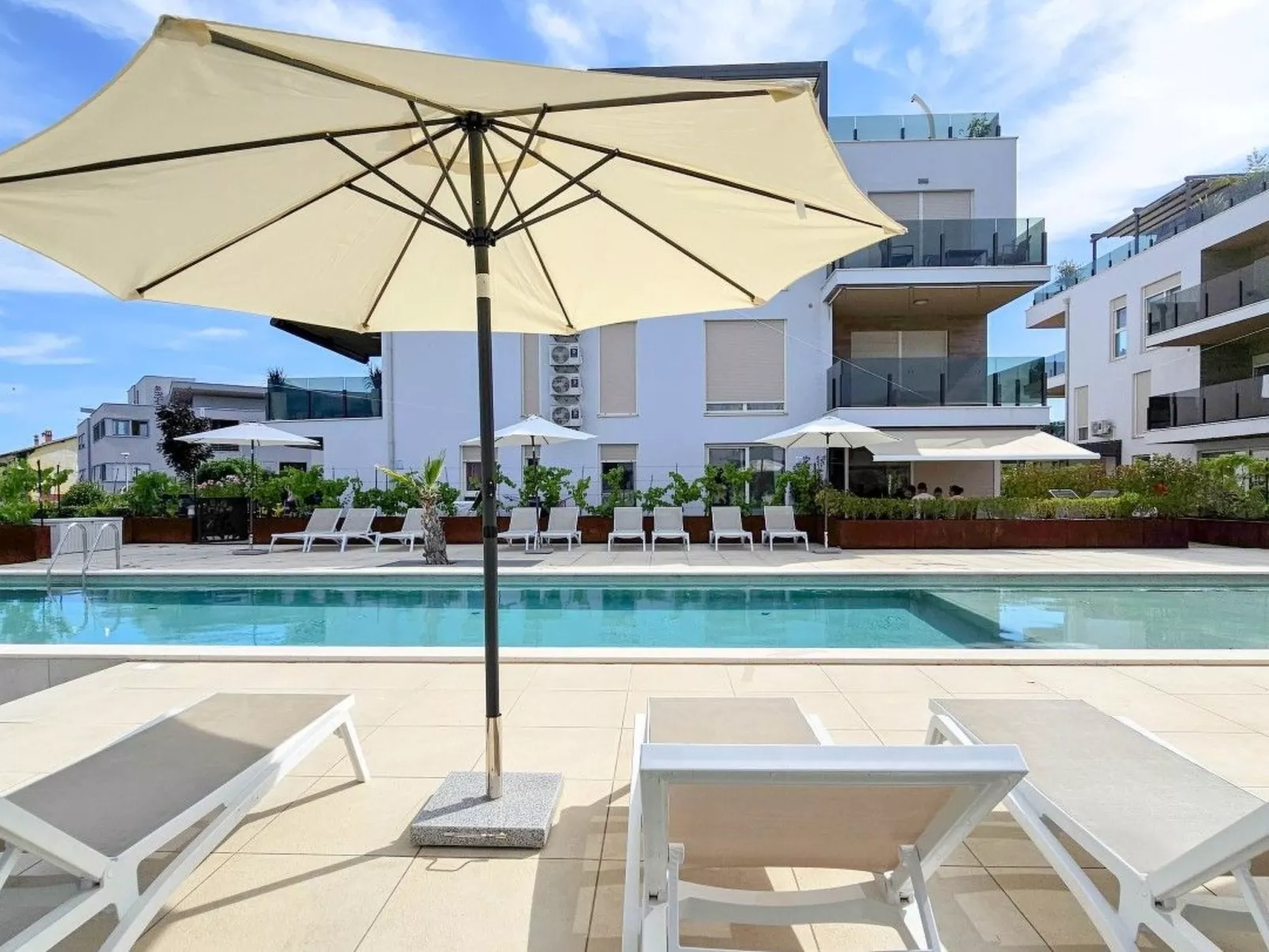 Green Oasis mit Schwimmbad-Buiten