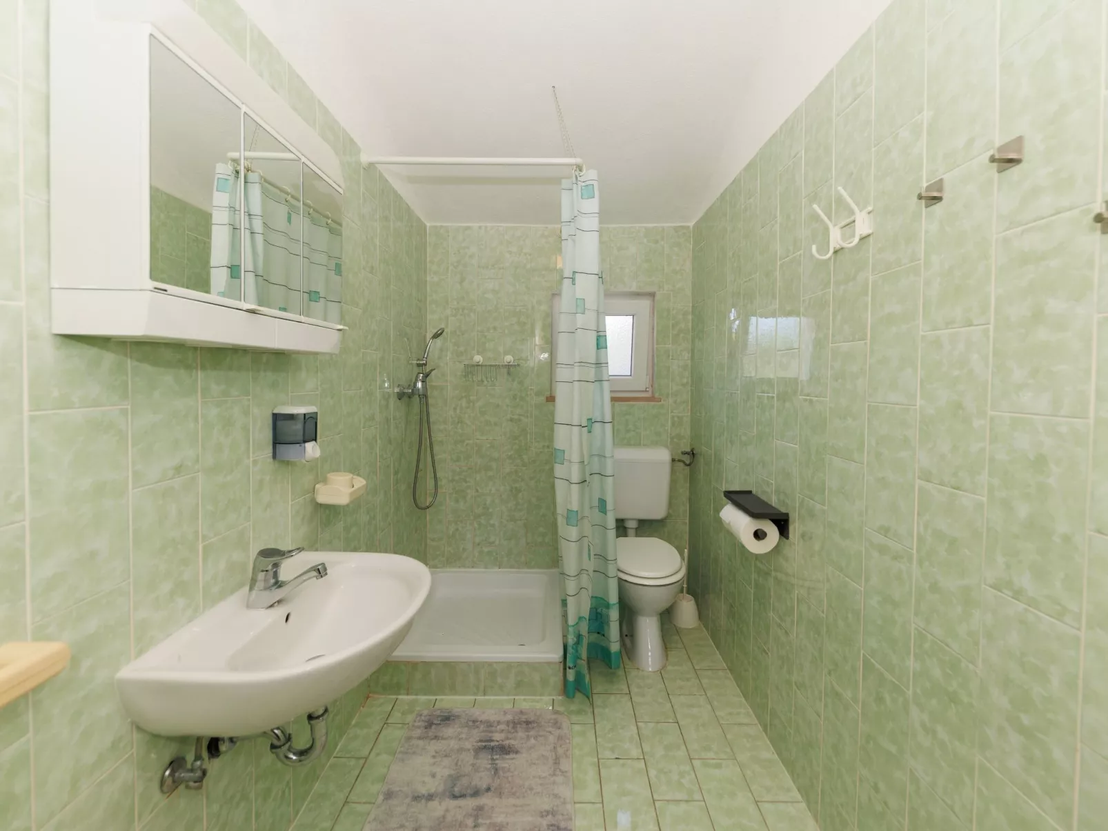 "Zara" mit Blick auf das Wasser-Binnen