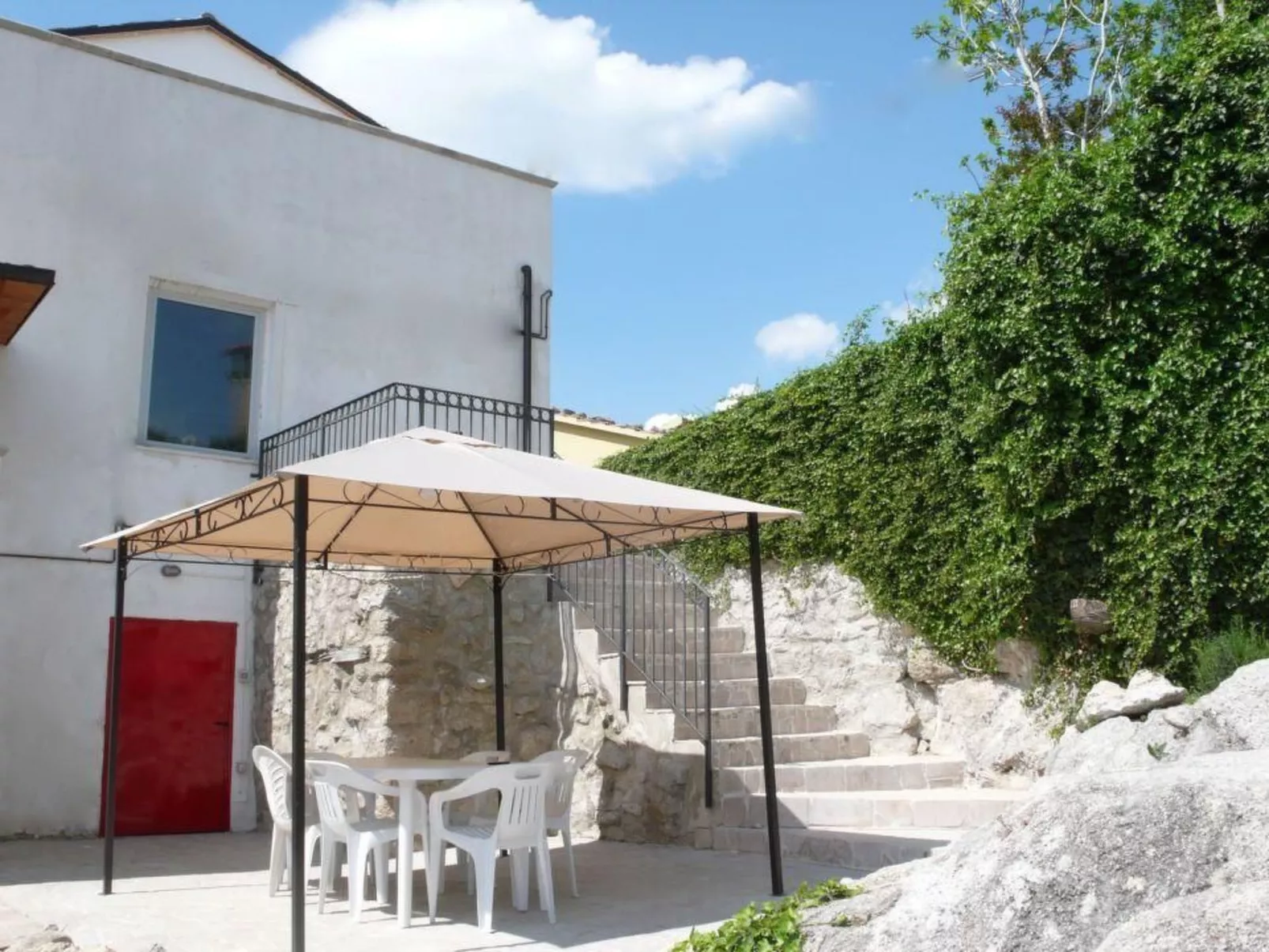 'Elvira Basilico' mit Terrasse-Buiten