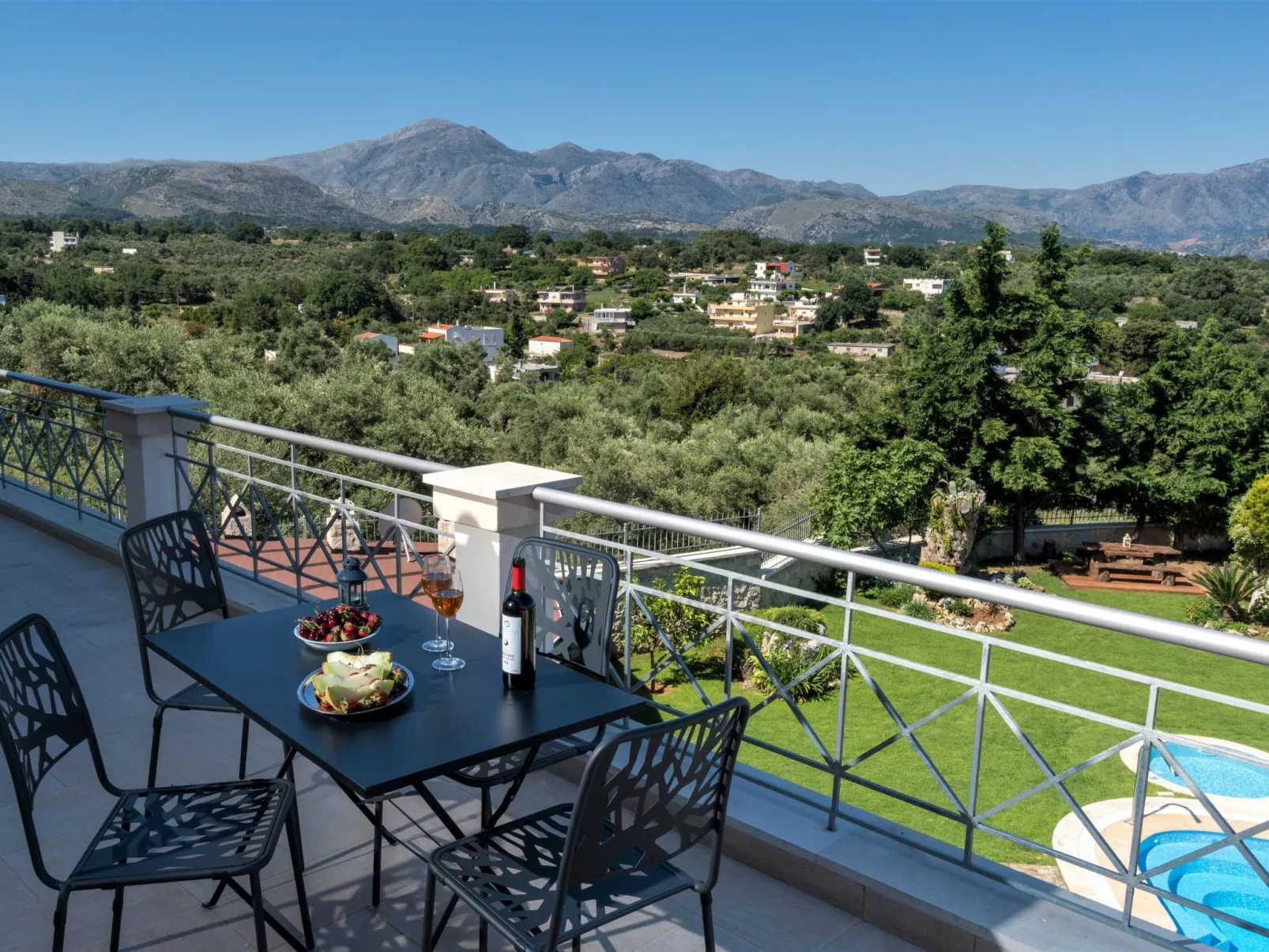 Villa Zeus mit privatem Pool und Jacuzzi-Buiten