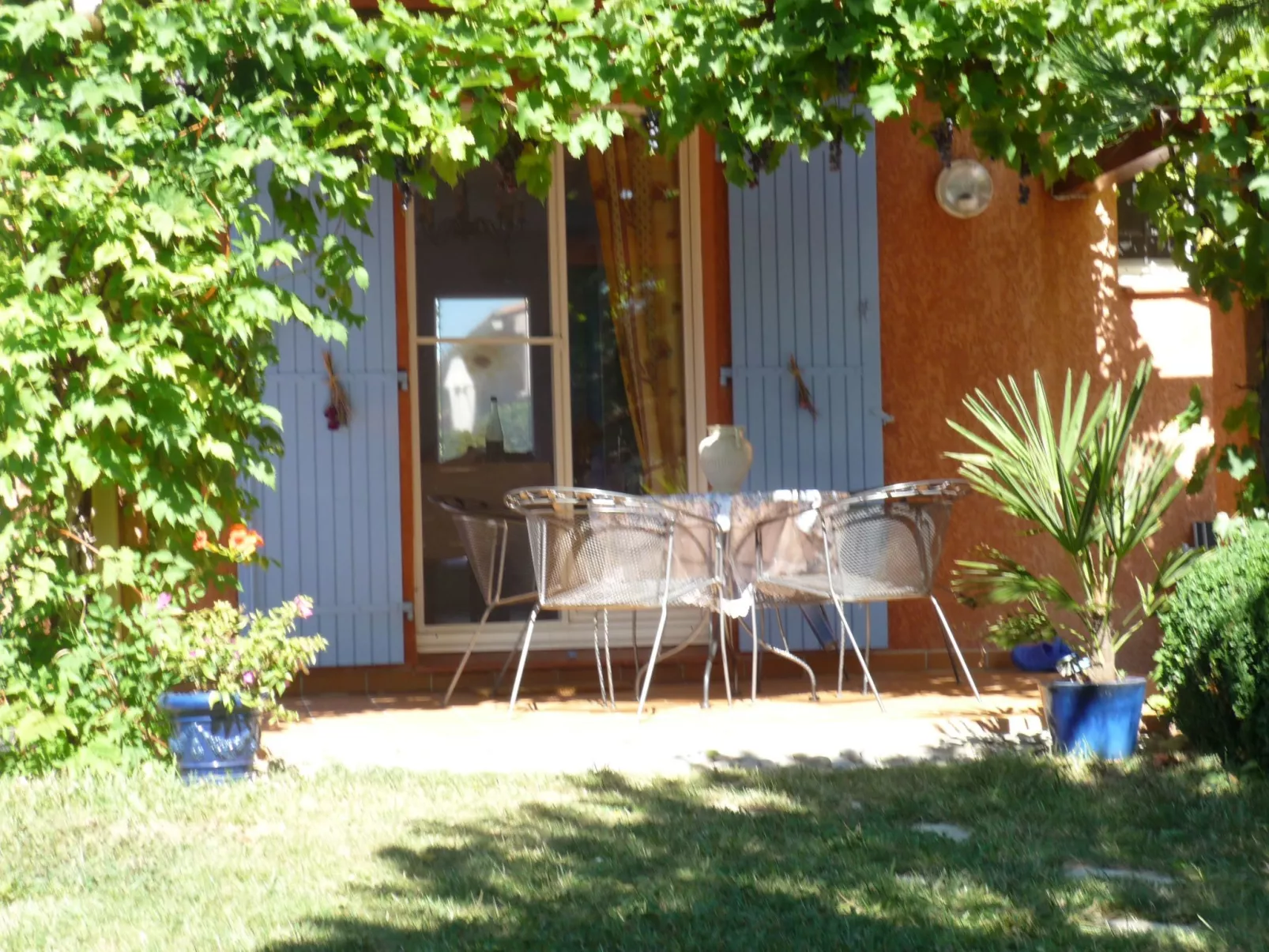 Komfortables Ferienhaus mit Gemeinschaftspool-Buiten