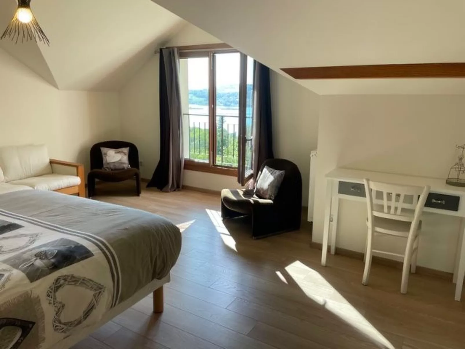 In Aiguebelette-Le-Lac mit Garten, Terrasse und Grill-Image-tags.info