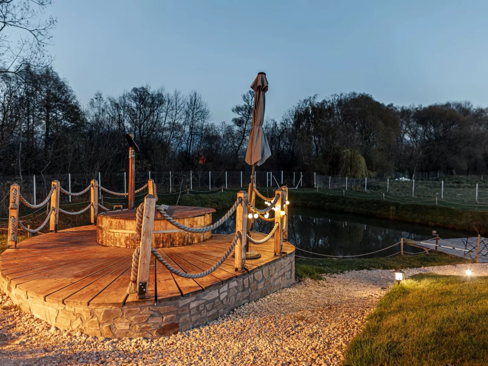 Kleines Haus mit Werkstatt-Buiten