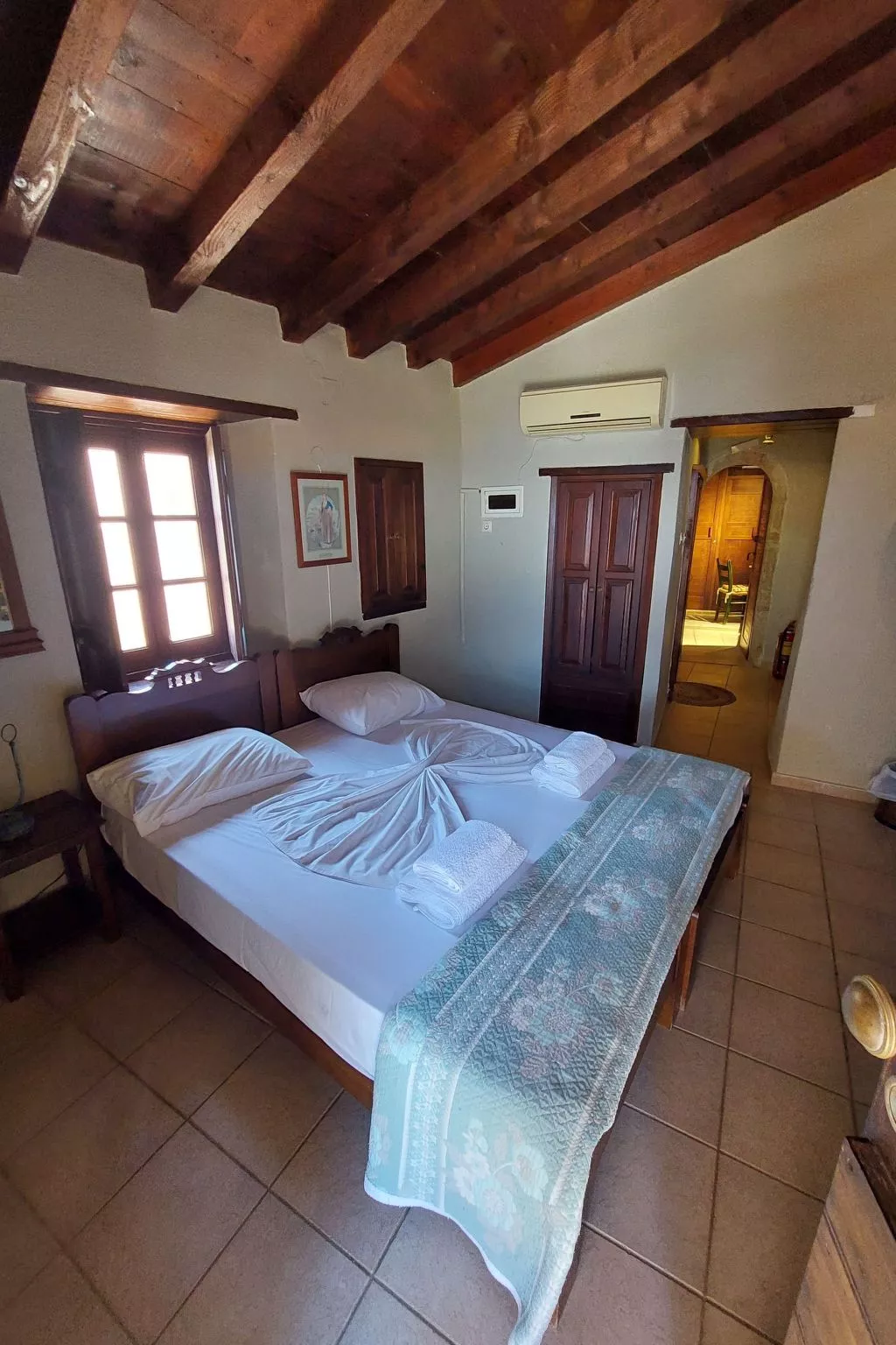 "Goulas" mit Blick auf das Wasser-Binnen