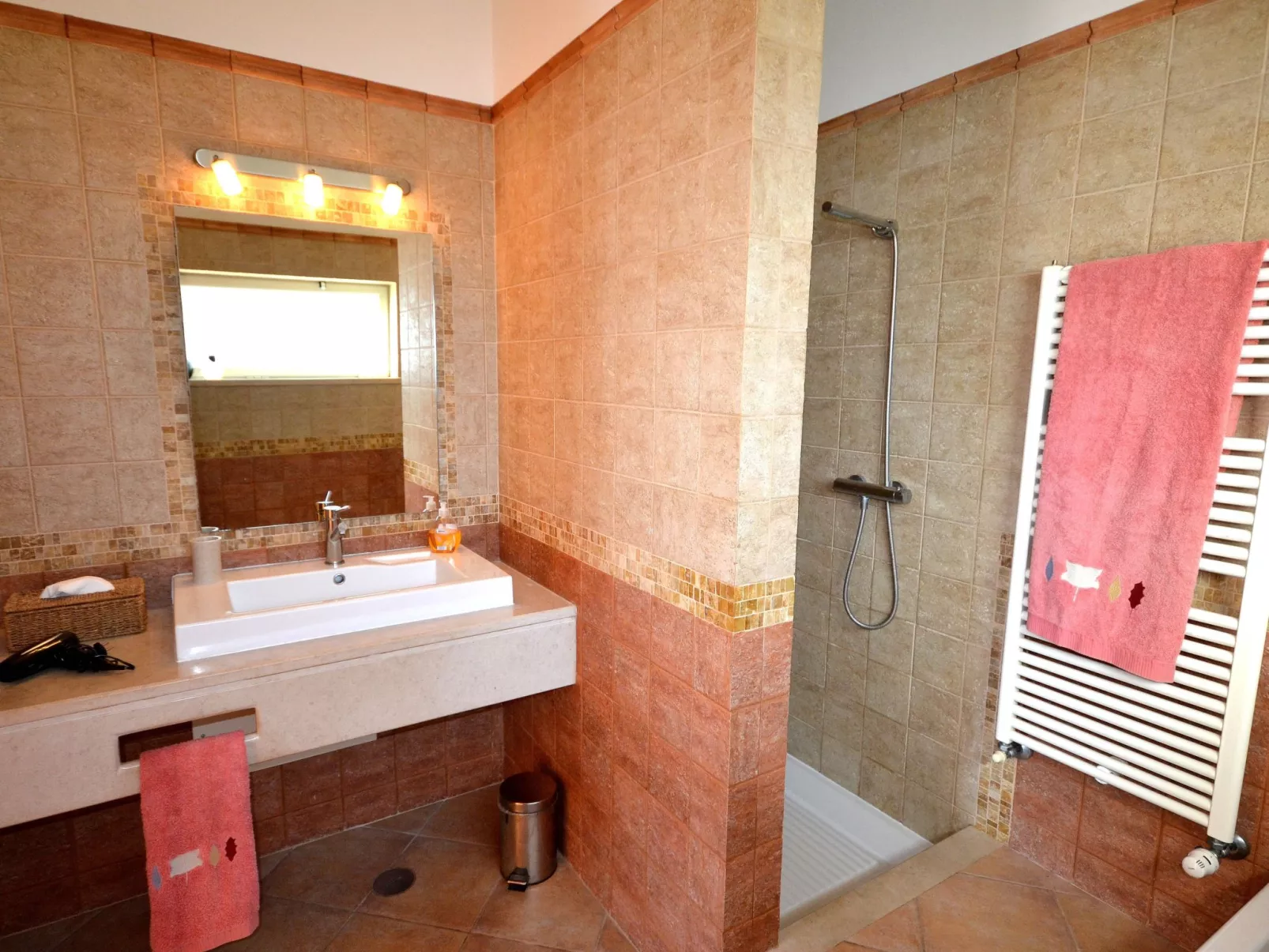 Luxuriöse Privatvilla mit Infinity-Pool-Image-tags.info