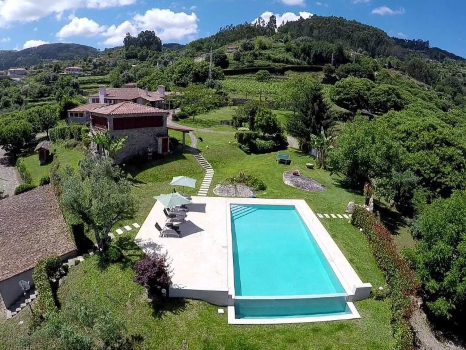 Fabelhafter Pool in einer atemberaubenden Landschaft-Buiten