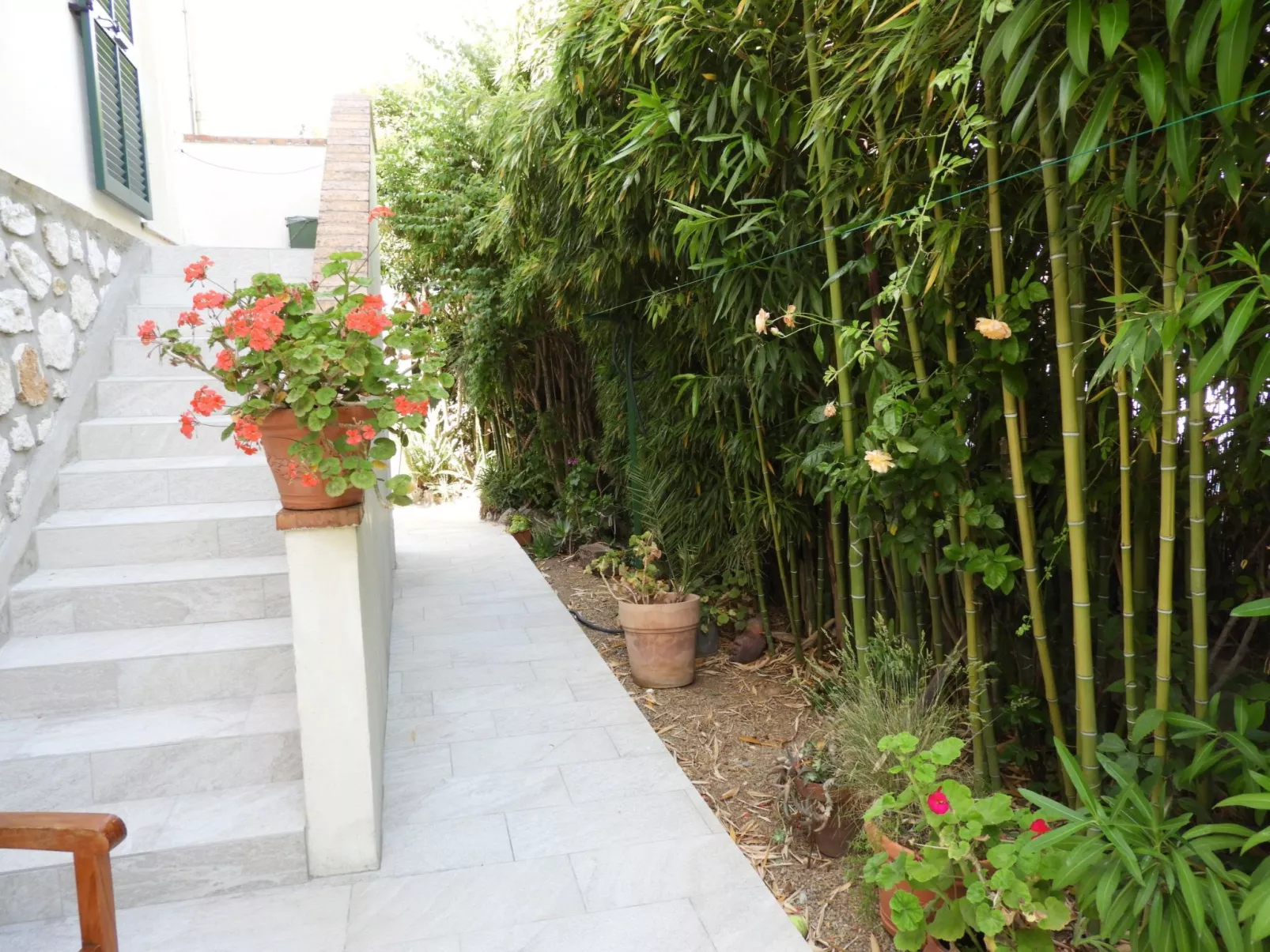 Wohnung "Les roses" auf einem eingemauerten Grundstück-Buiten