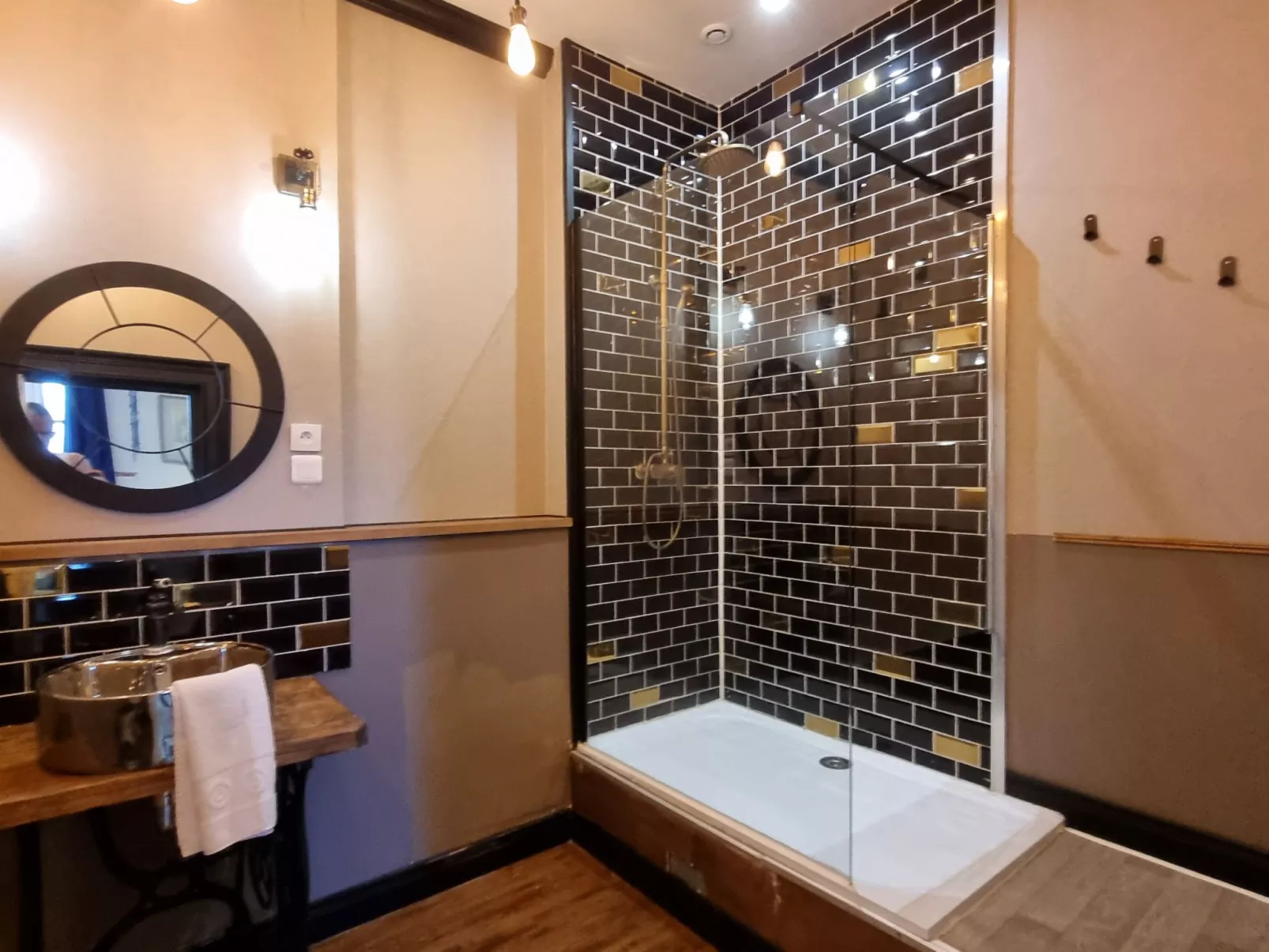 8-Zimmer-Schloss mit Pool und eigenem Park-Binnen