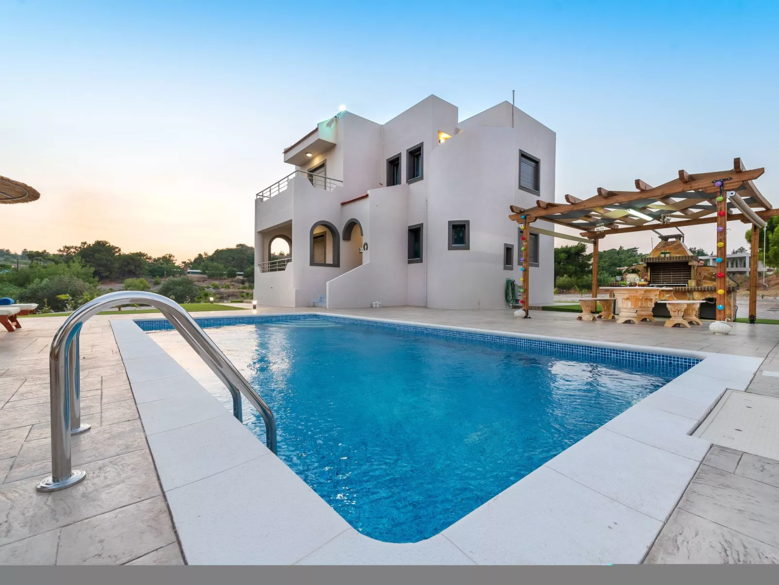 Sun's Reach Villa mit Schwimmbad-Buiten