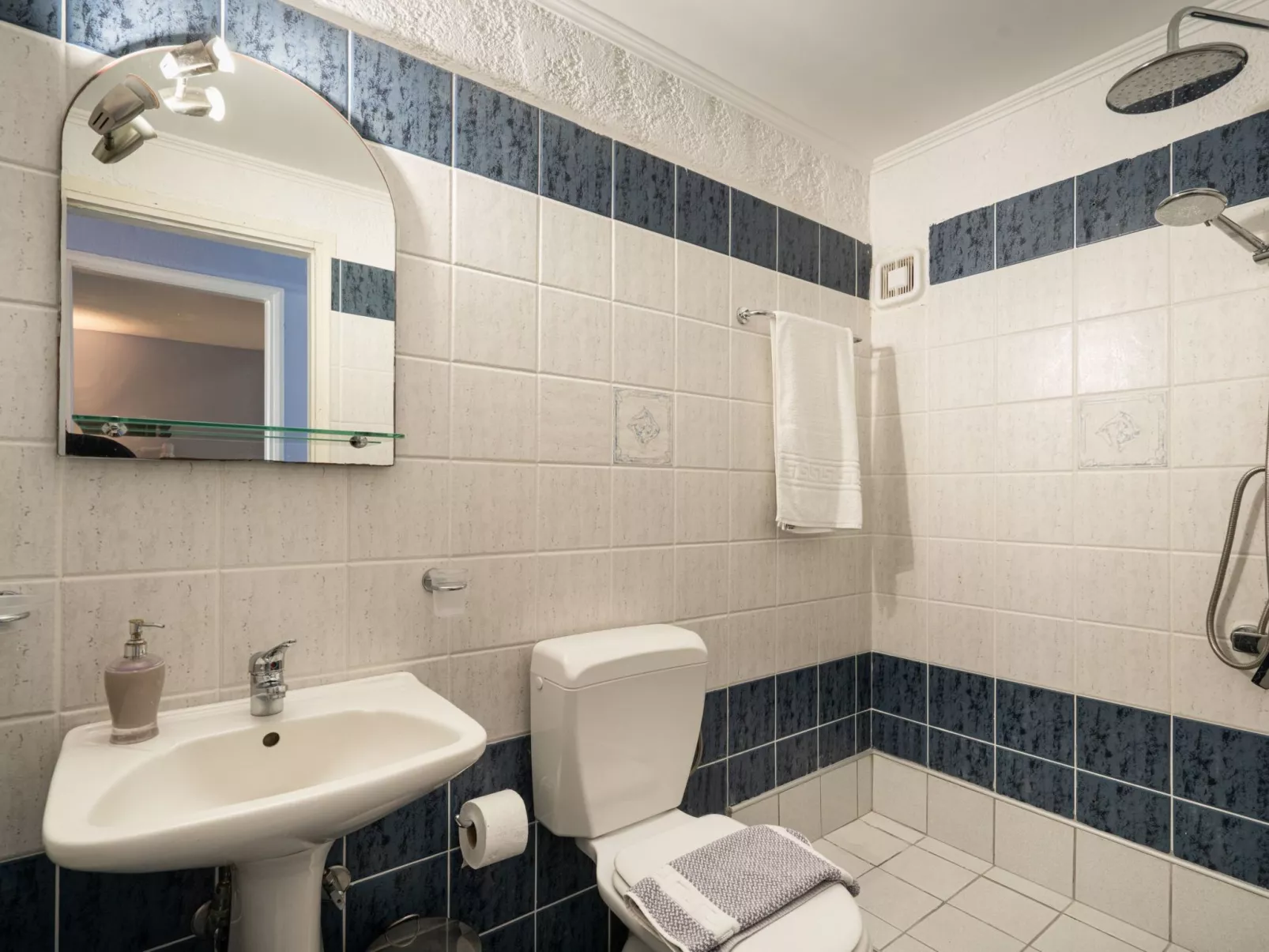 Villa am Strand mit privatem Swimmingpool und Meerblick-Image-tags.info