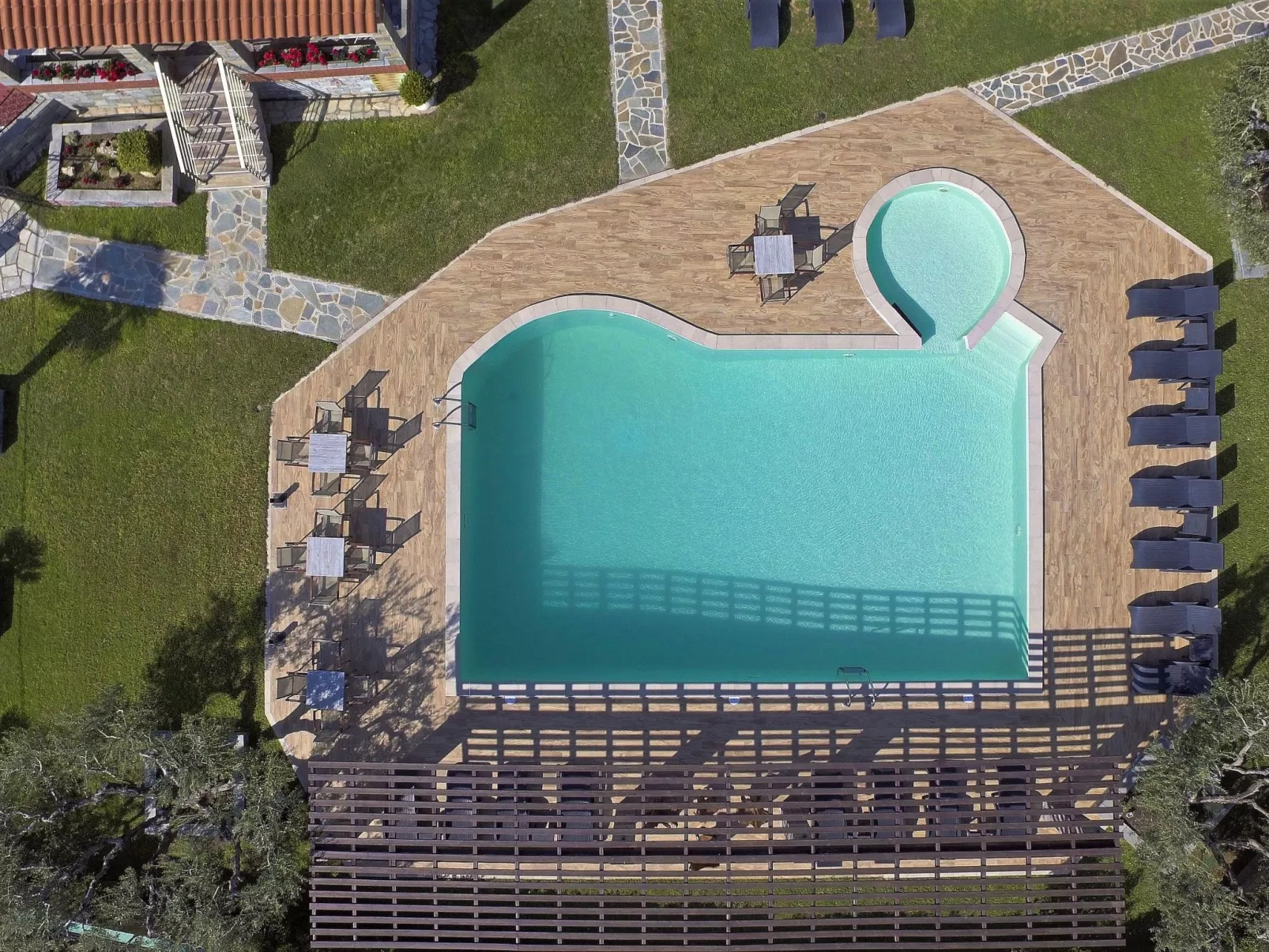 Elegantes Apartment im Erdgeschoss mit Gartenblick-Buiten