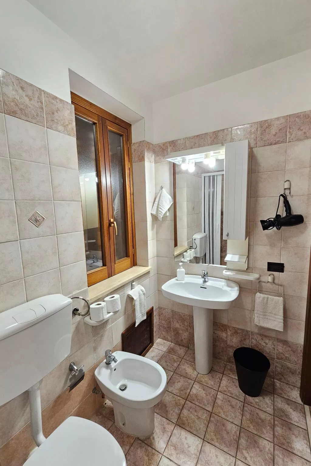 Helle mediterrane Villa mit Veranda und Garten-Image-tags.info