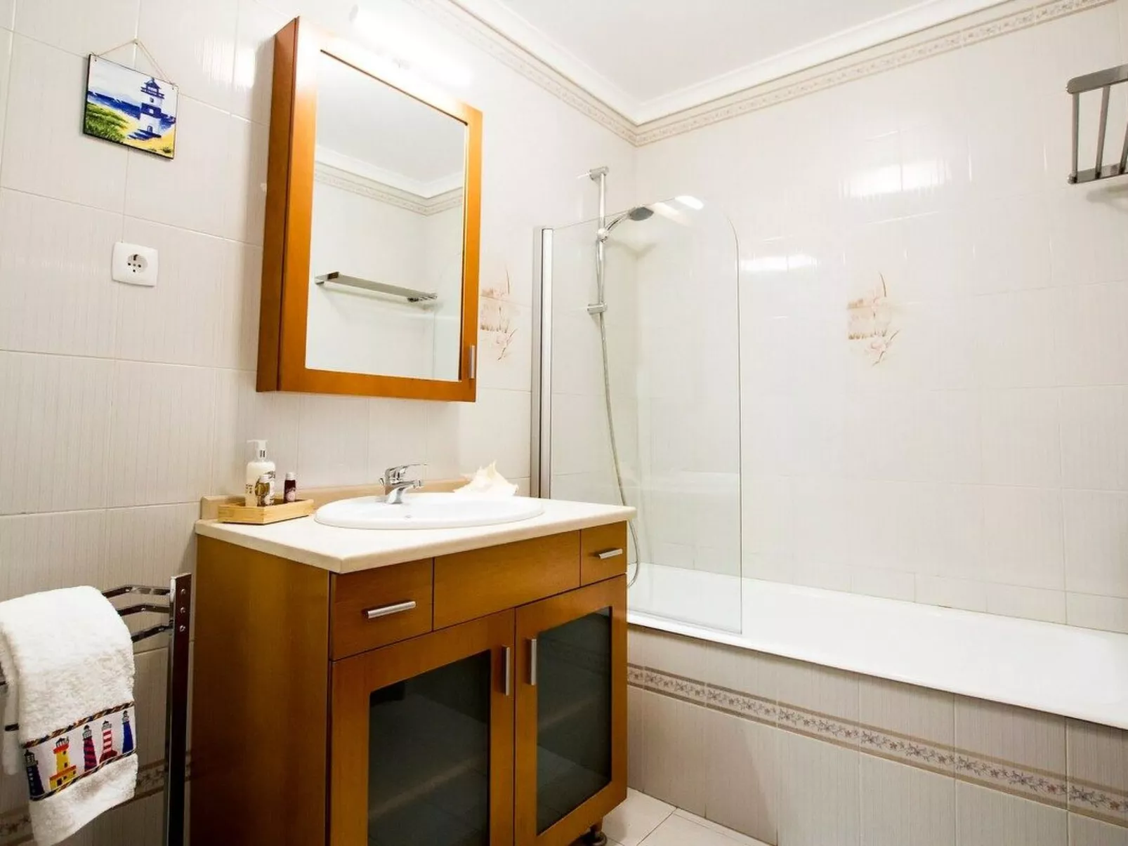 Haus der Scheinwerfer mit freier Garage-Image-tags.info