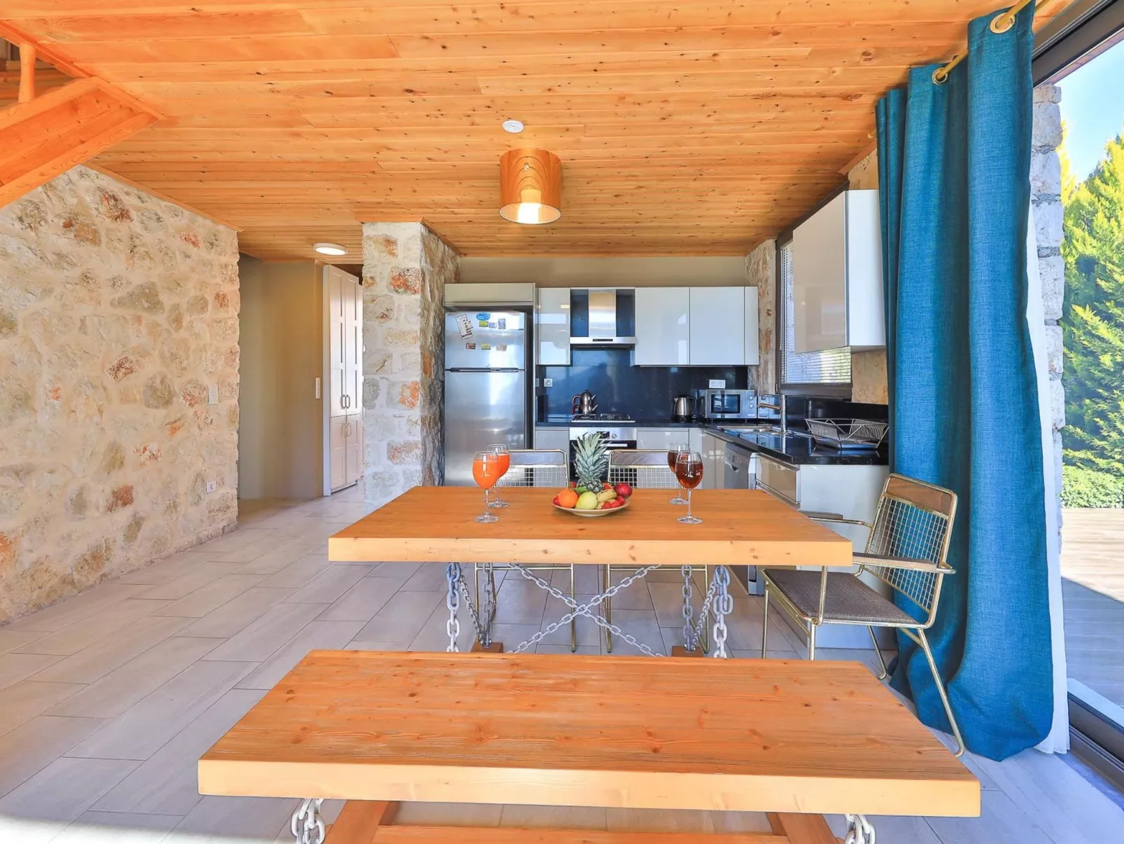 Traditionelles Natursteinhaus mit Sichtschutzpool-Image-tags.info