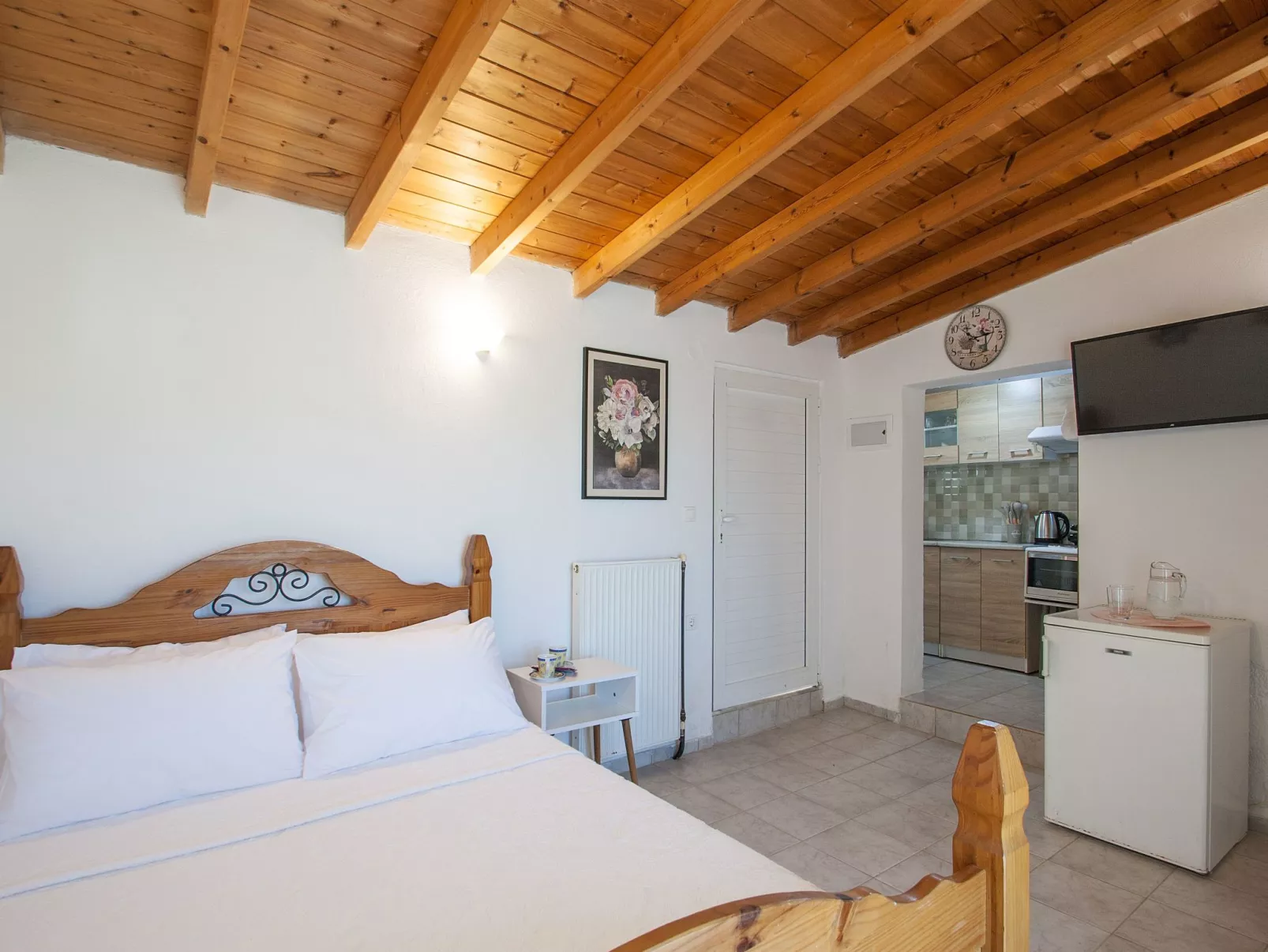 Berge und die ikonische Landebahn des Flughafens Skiathos-Binnen