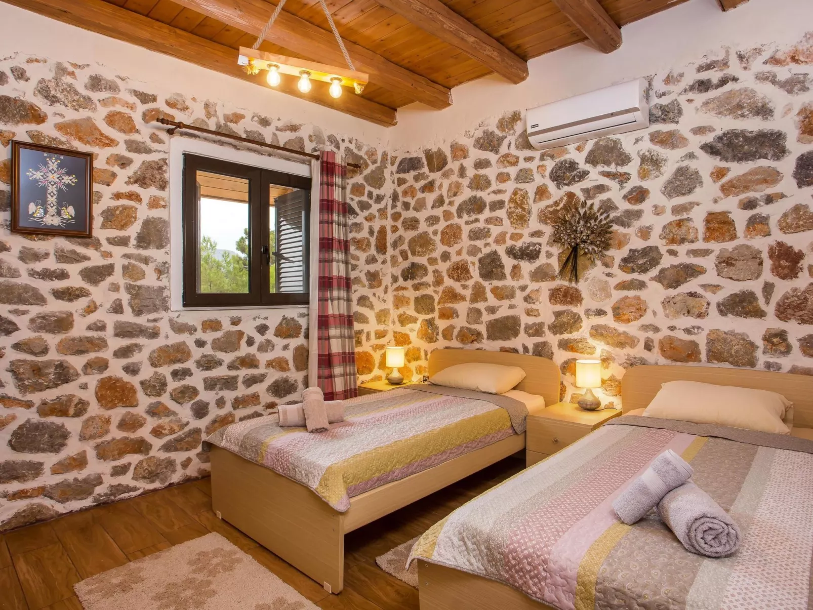 Schöne Steinvilla im Wald-Binnen