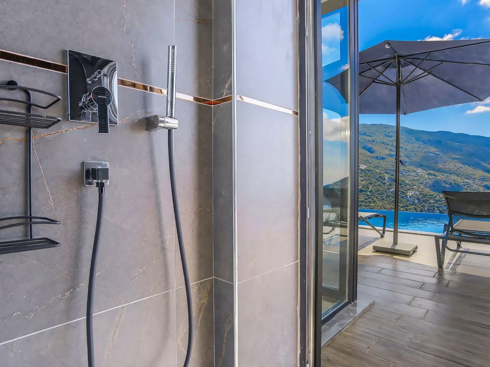 Schöne Villa mit Pool, Blick auf Meer und Tal-Buiten