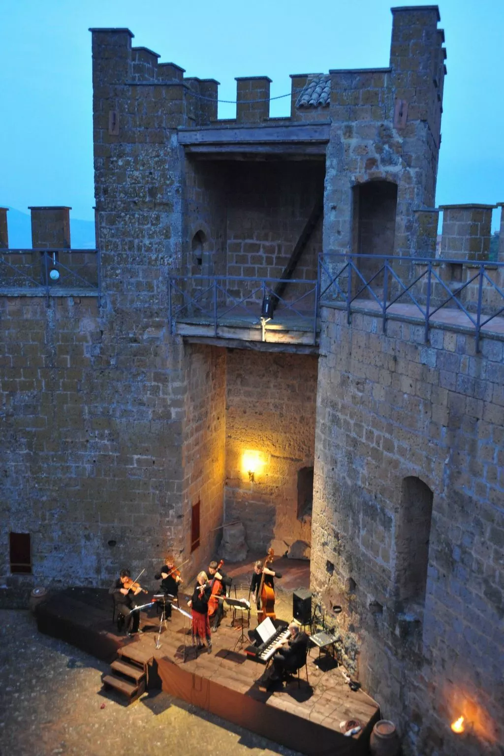 Komfortable Unterkunft in einem Schloss, Schwimmbad-Buiten