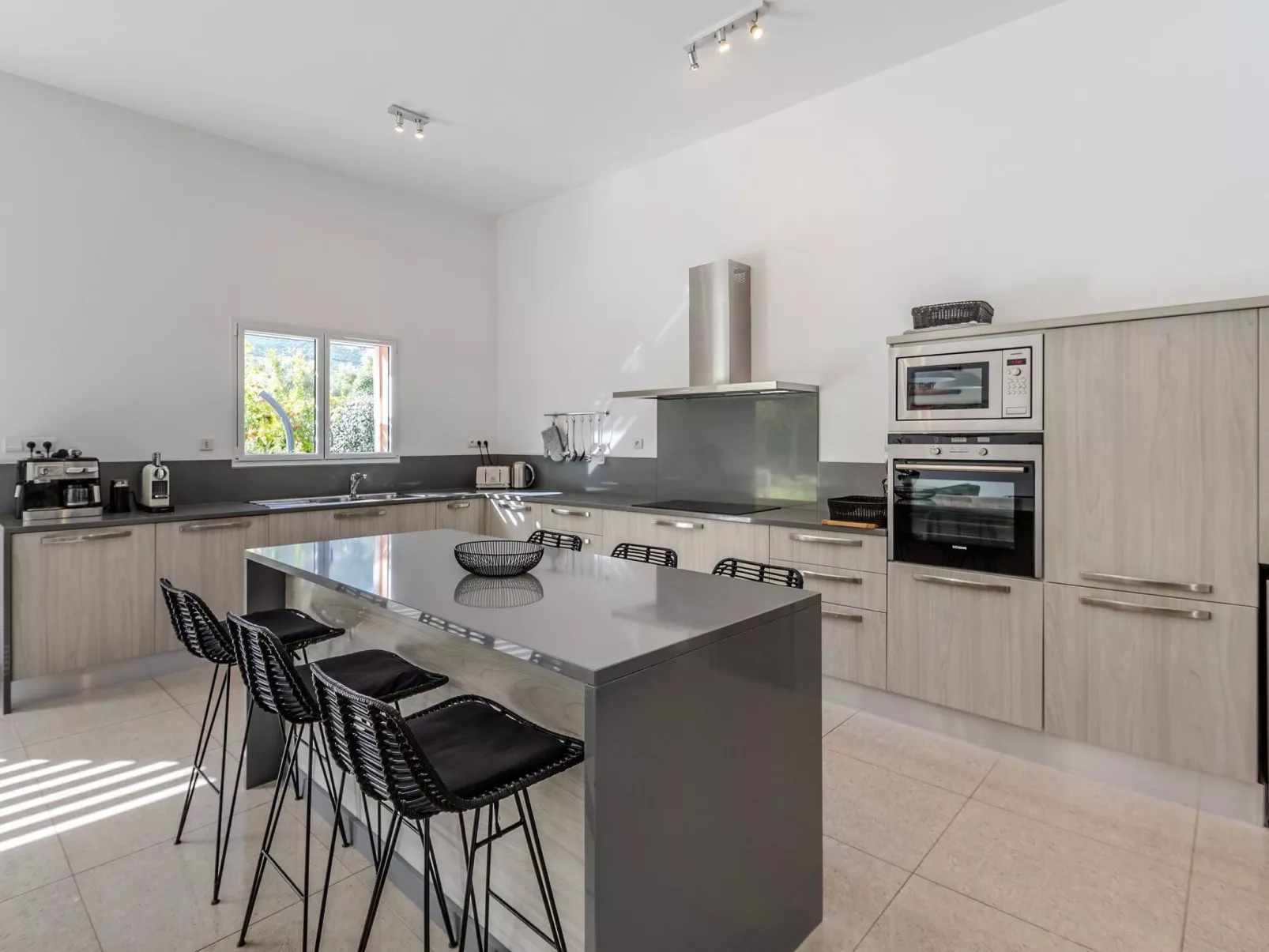 Villa 4 Schlafzimmer, privater Pool Garten und Parkplatz-Binnen