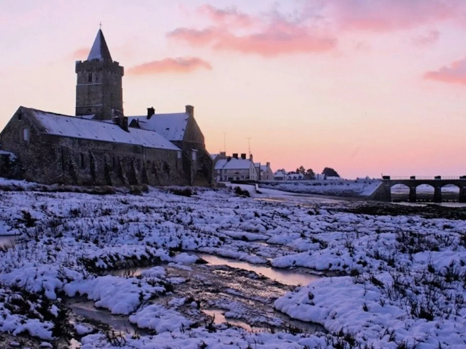 Charmantes Holzhaus in einer grünen Umgebung-Image-tags.info