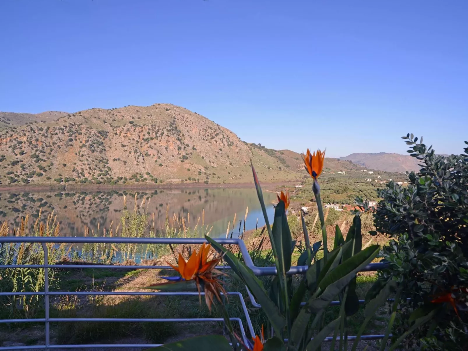 Villa mit Seeblick und Pool in der Nähe von Restaurants-Image-tags.info