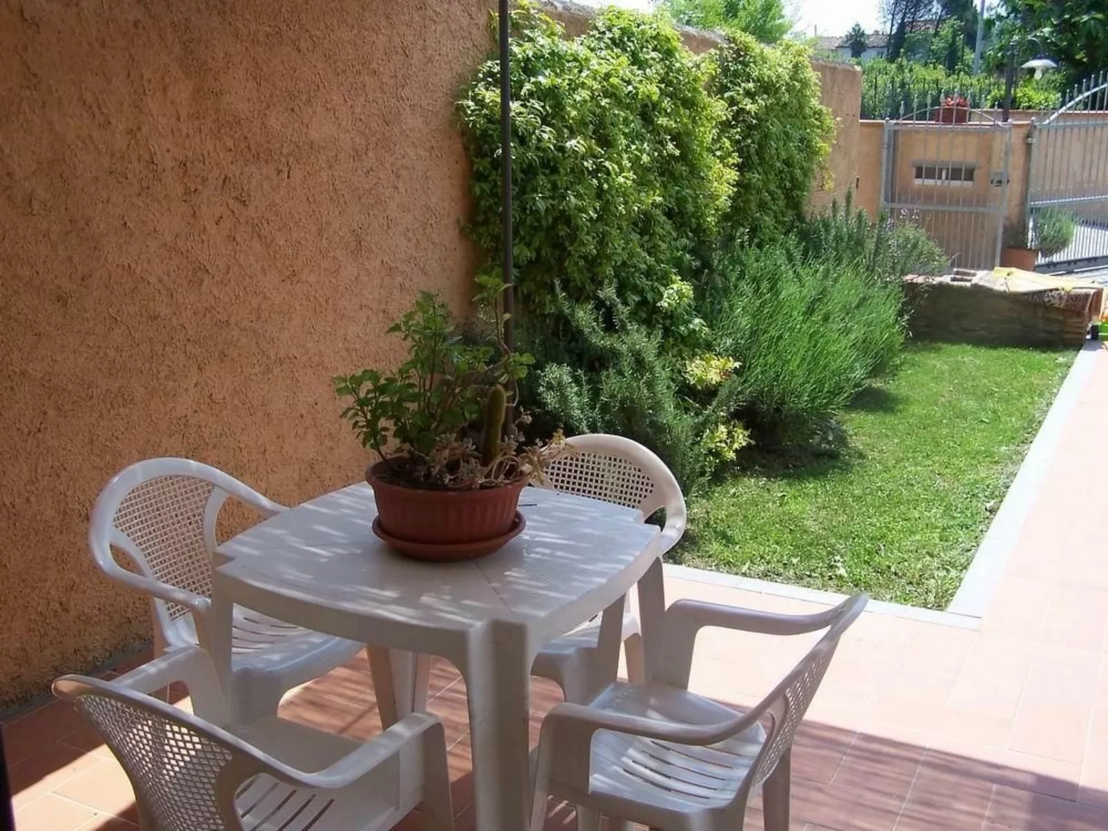 Unterkunft in einer Villa, Schwimmbad und großer Garten-Image-tags.info