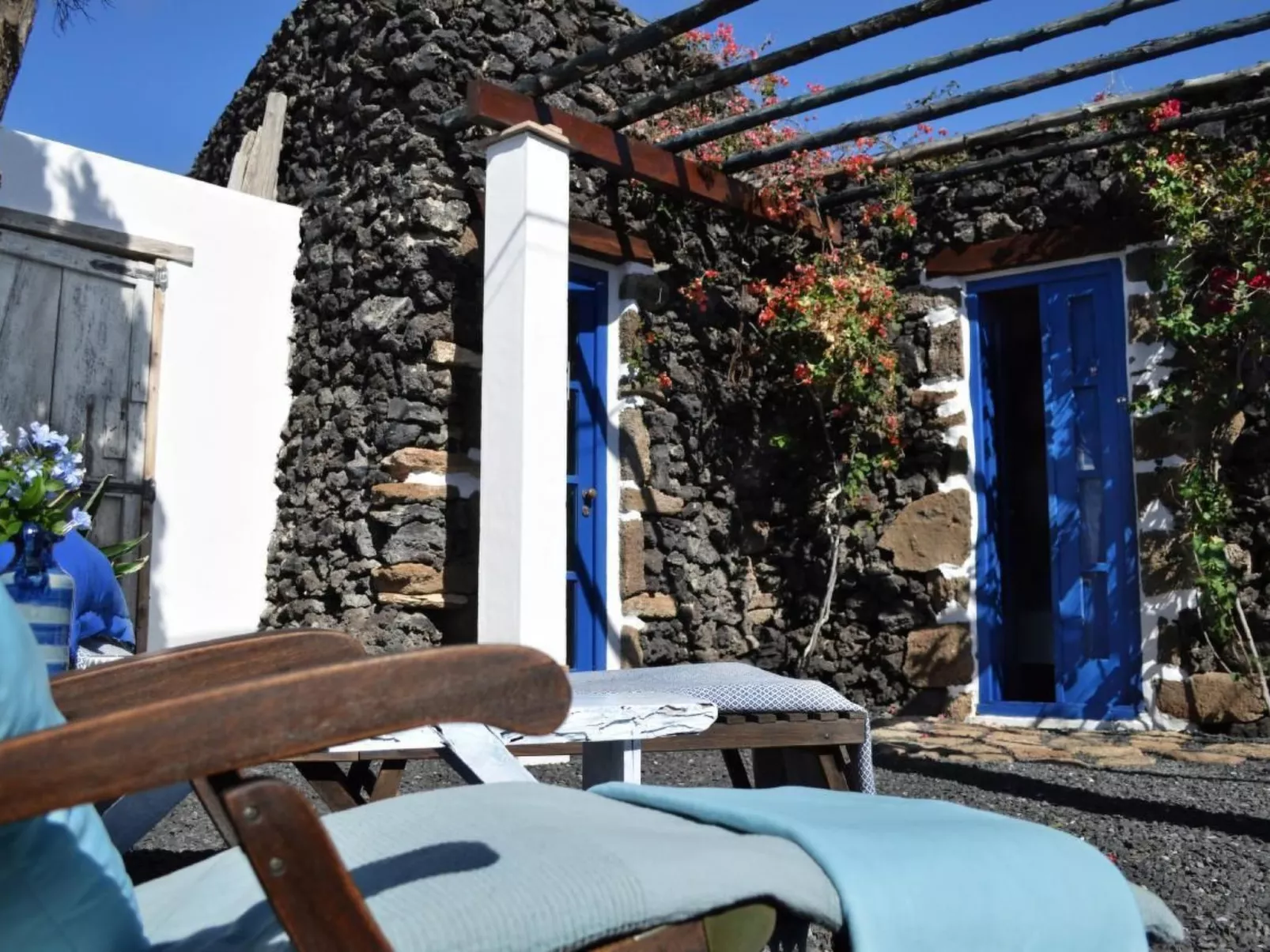 Lavastein-Bauernhaus Yazmina mit schönem Garten-Buiten