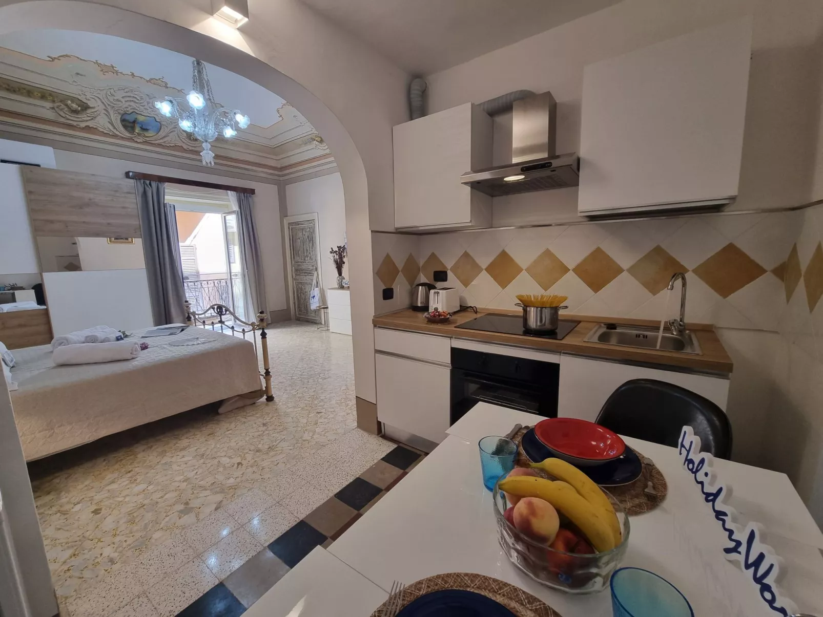 Donna Elisa von Holiday World-Image-tags.info