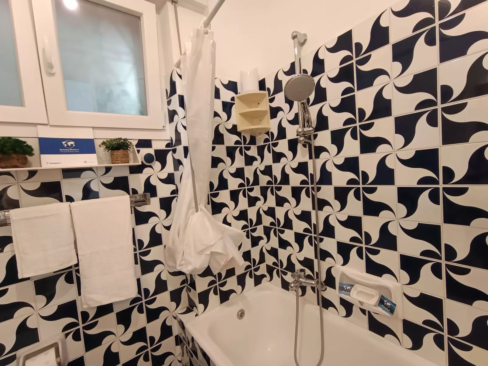 Seaside Heritage Retreat by Holiday World-Binnen