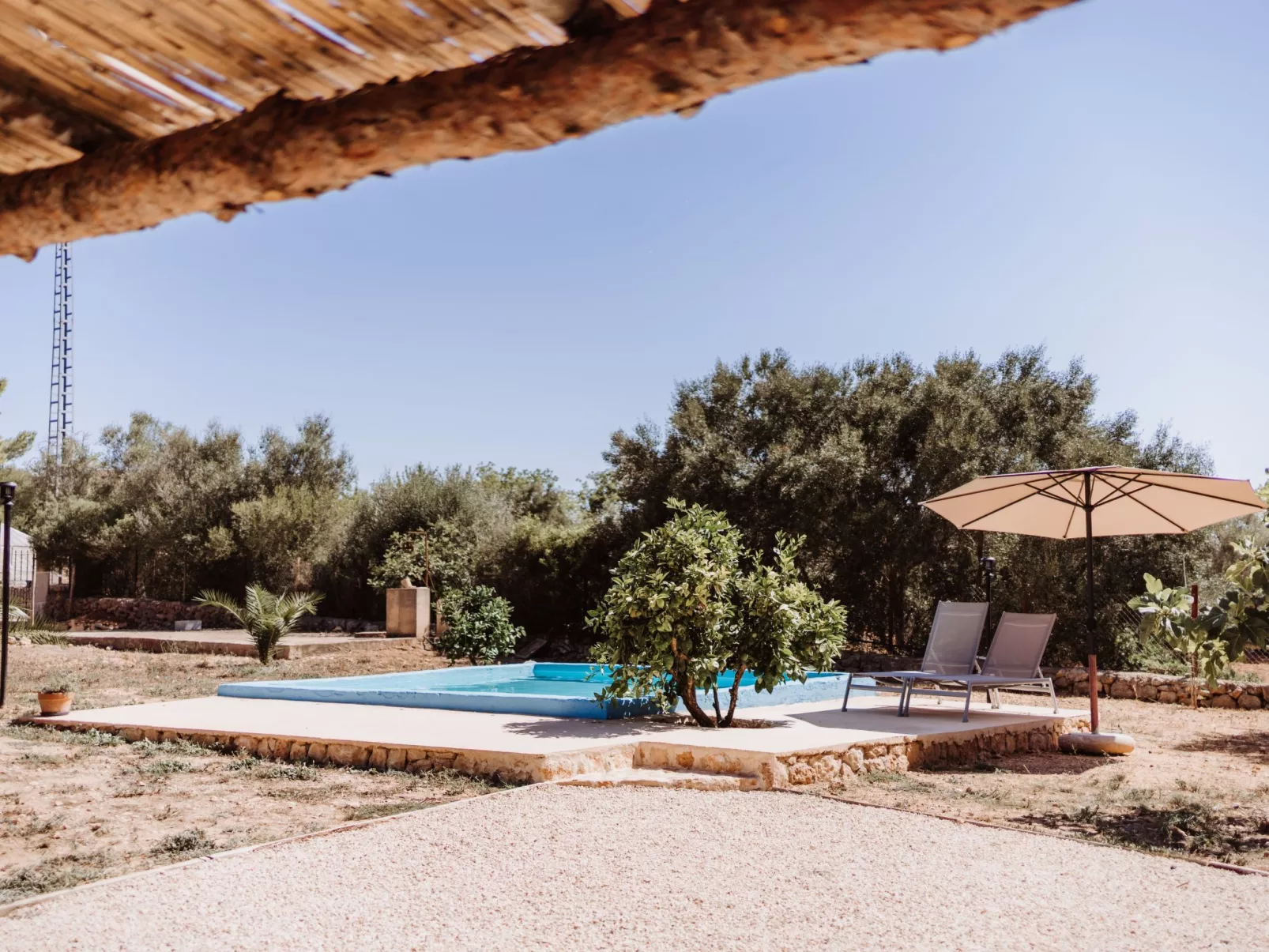 Mit eigenem Garten und Schwimmbad.-Image-tags.info