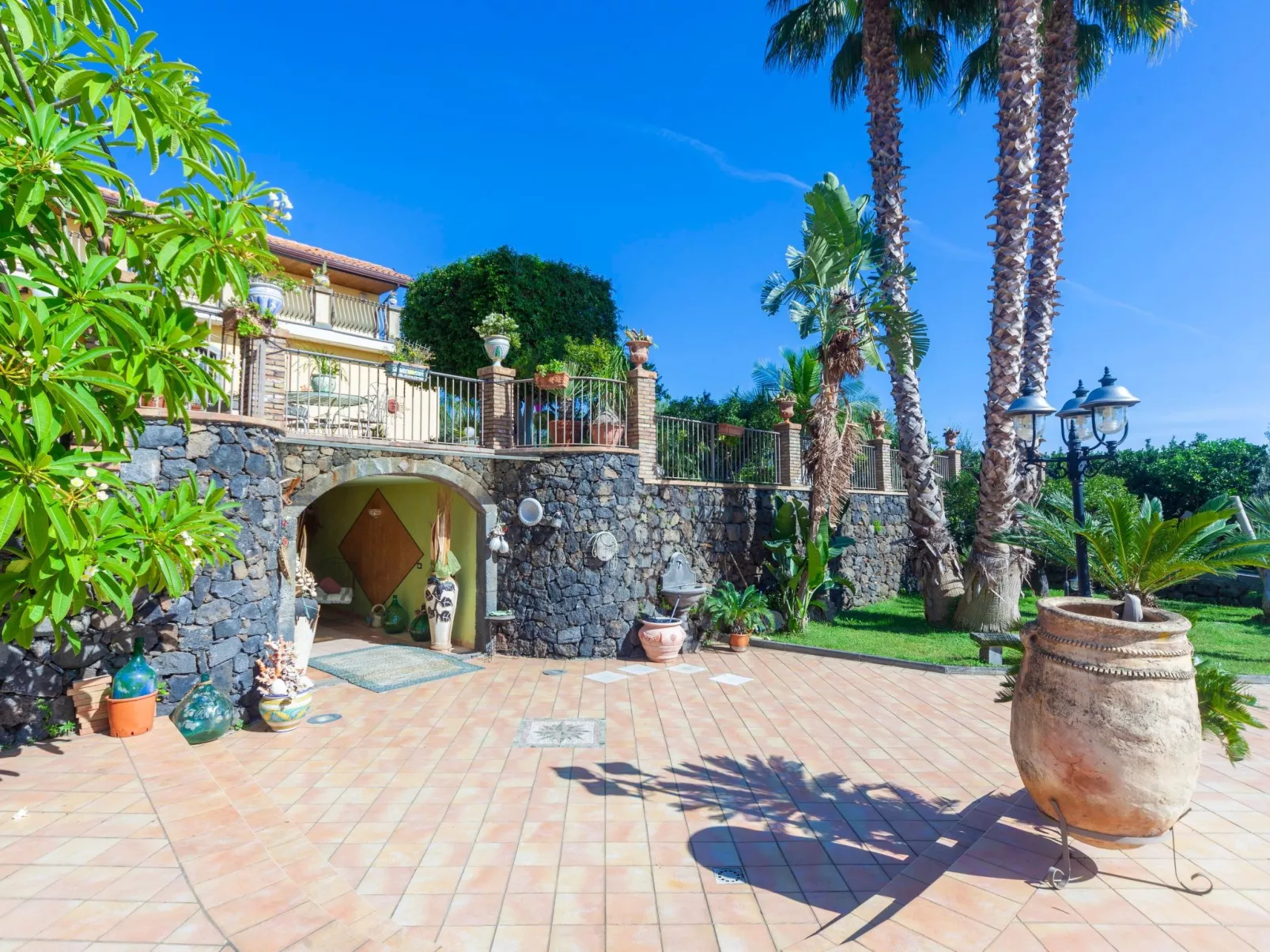 Für 10 Personen in Fiuefreddo di Sicilia, Sizilien (Ostküste von Sizilien)-Image-tags.info