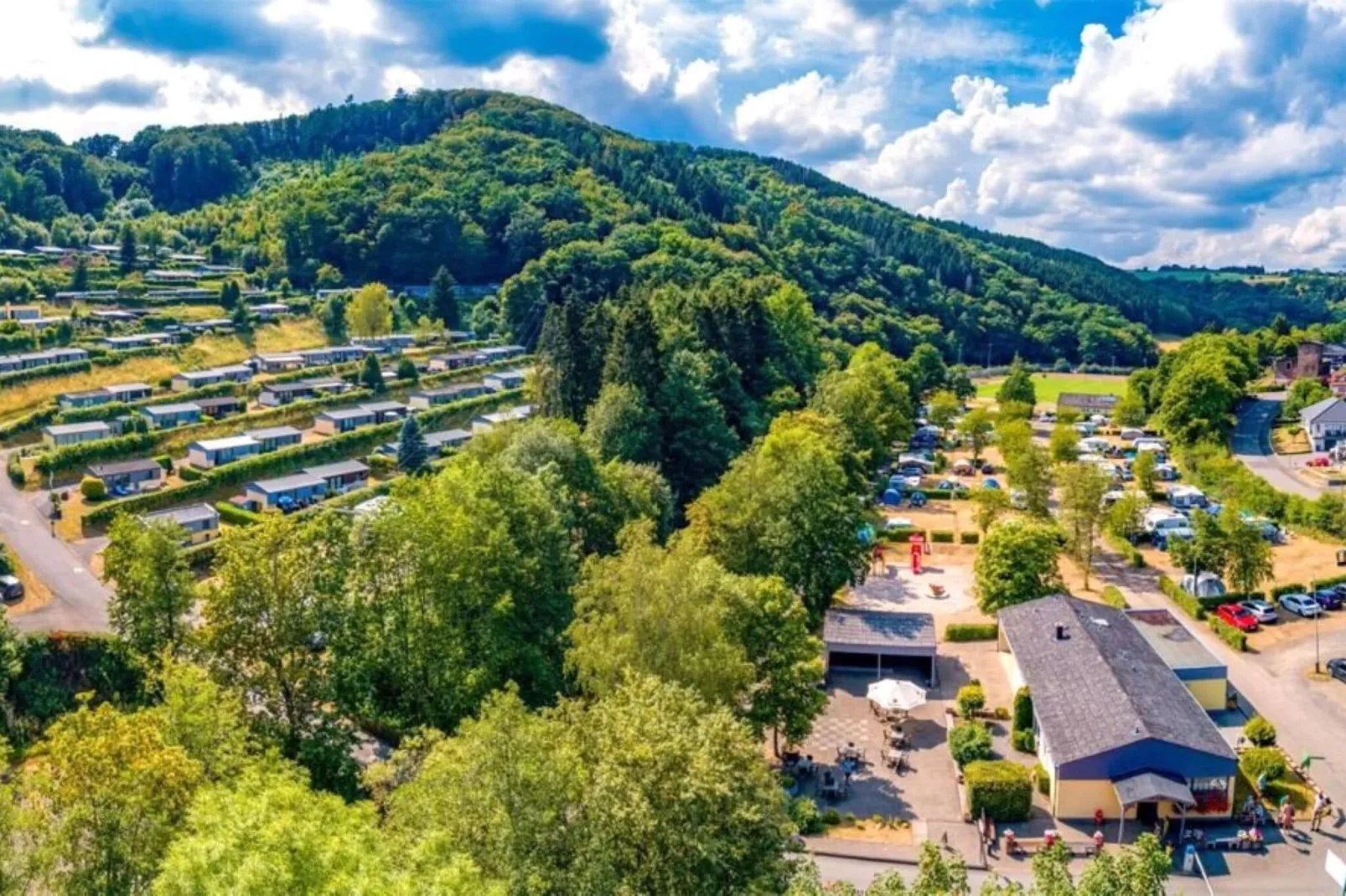 Bungalow Luxus Typ Z Campingpark Eifel-Gebieden zomer 1km