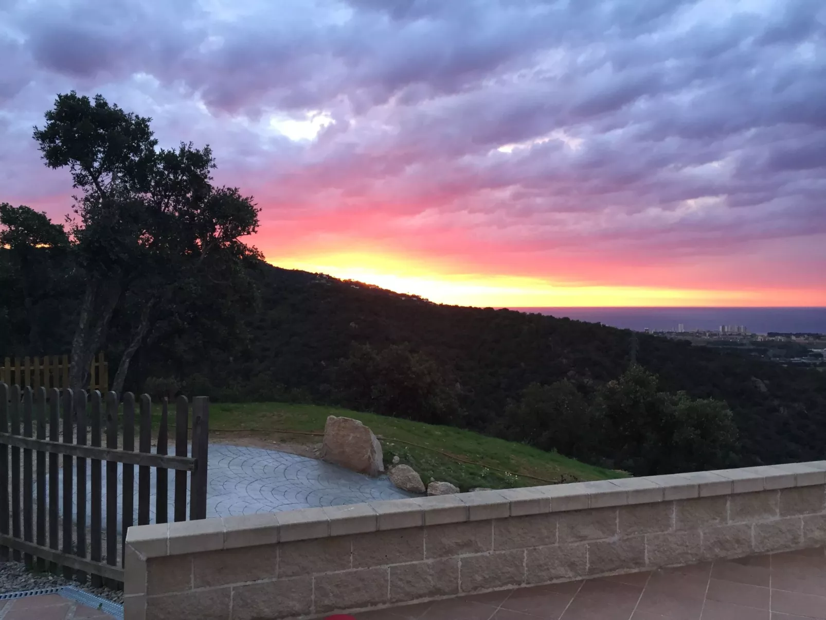 Gemütliches Ferienhaus mit Pool und Meerblick-Buiten