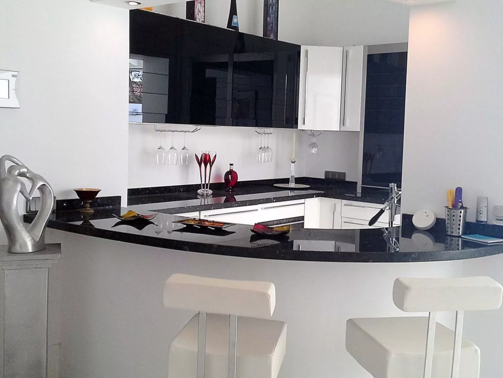 Sonniges Ferienhaus mit Grill, Garten und Pool-Binnen