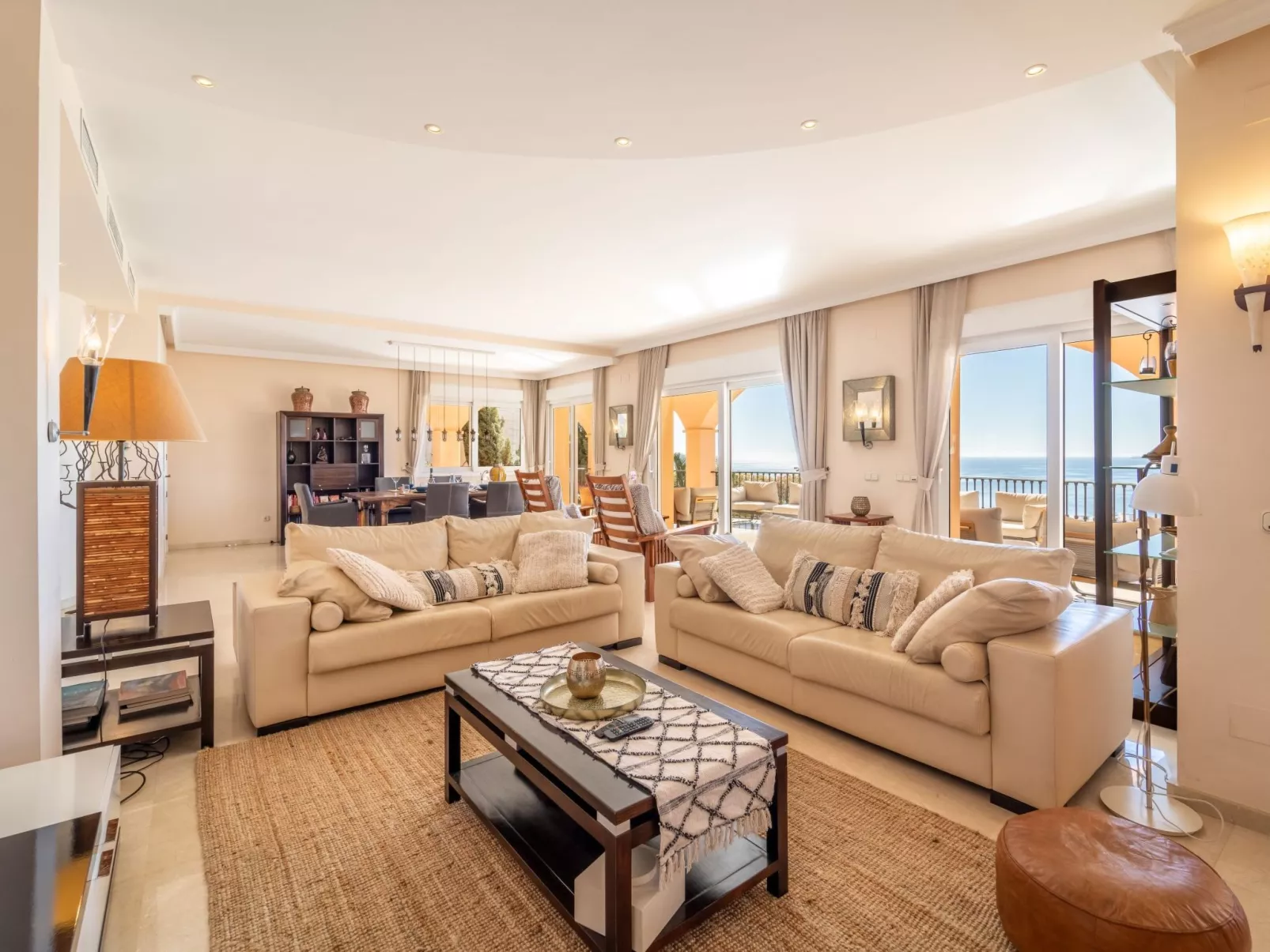 Luxuriöse Villa mit beheiztem Pool und Whirlpool-Binnen