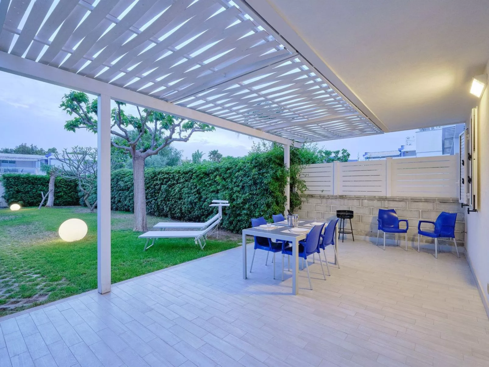 In Marina Di Ragusa mit Terrasse, Grill und Garten-Buiten