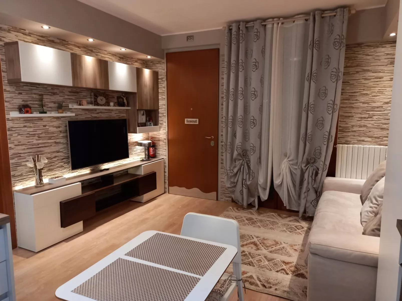 Stilvoller und gemütlicher Mini mit Garage-Binnen