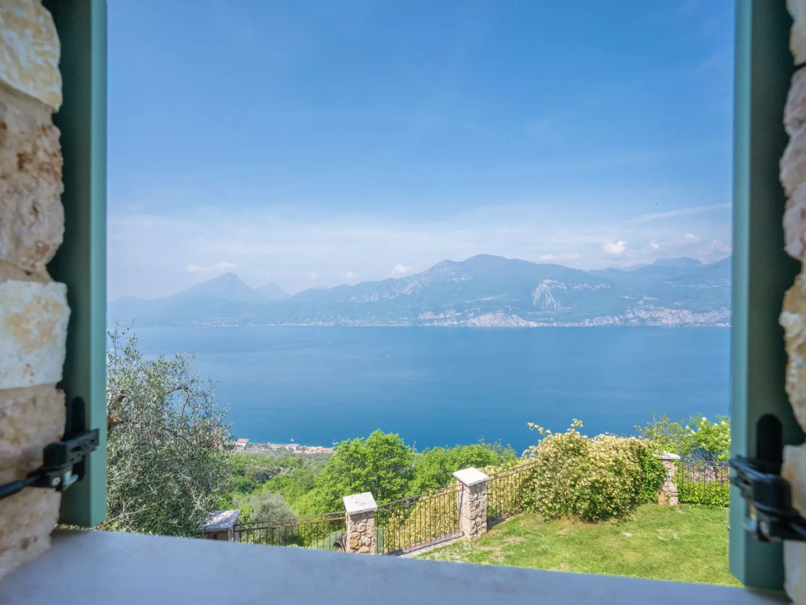 Villa mit schönem Seepanorama und Naturteich-Buiten