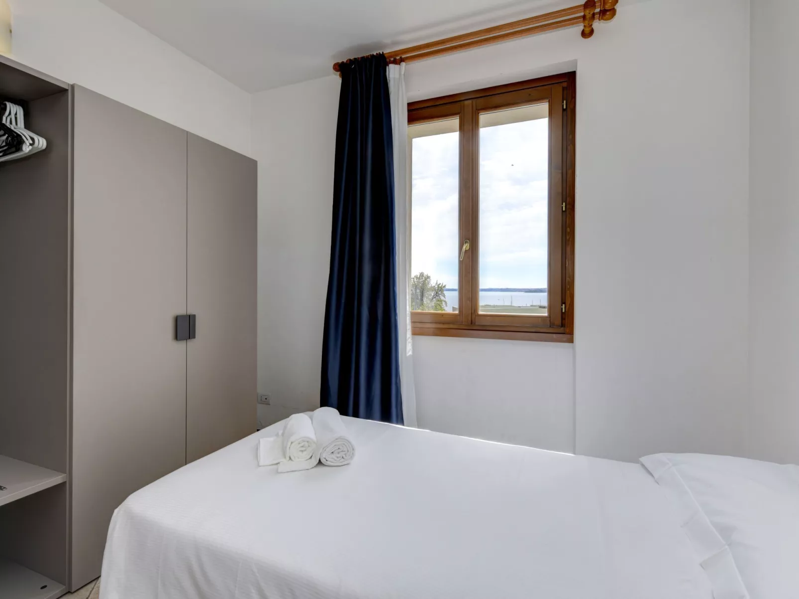 Wohnung mit Balkon, Schwimmbad und Seeblick-Binnen