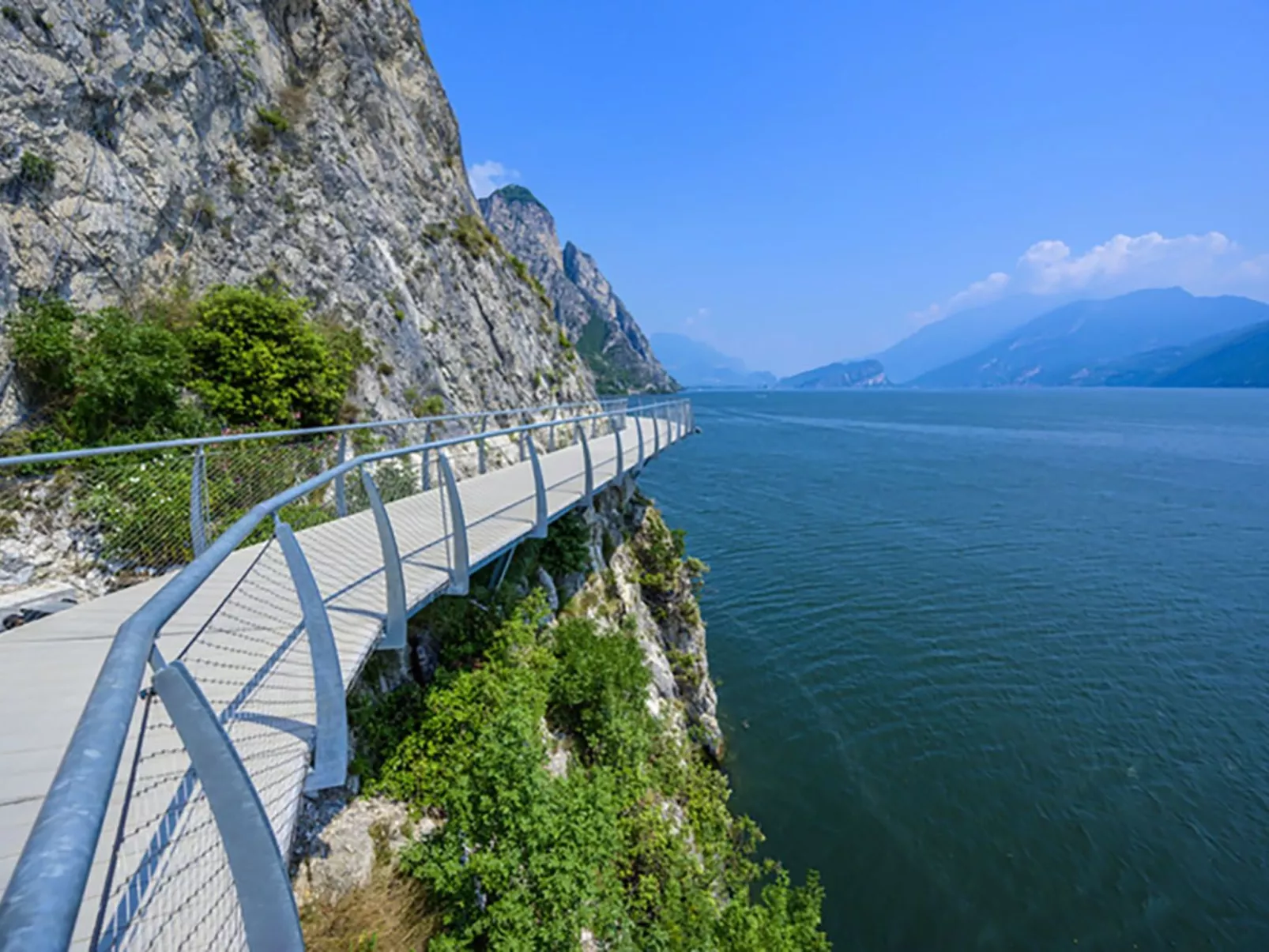 In einer Villa mit Garten und Blick auf den Gardasee-Buiten