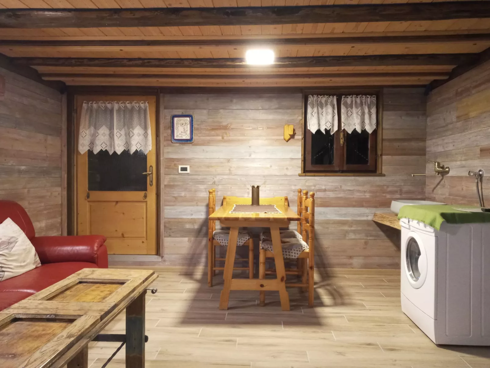 Freistehendes Haus mit eingezäuntem Privatgarten-Binnen