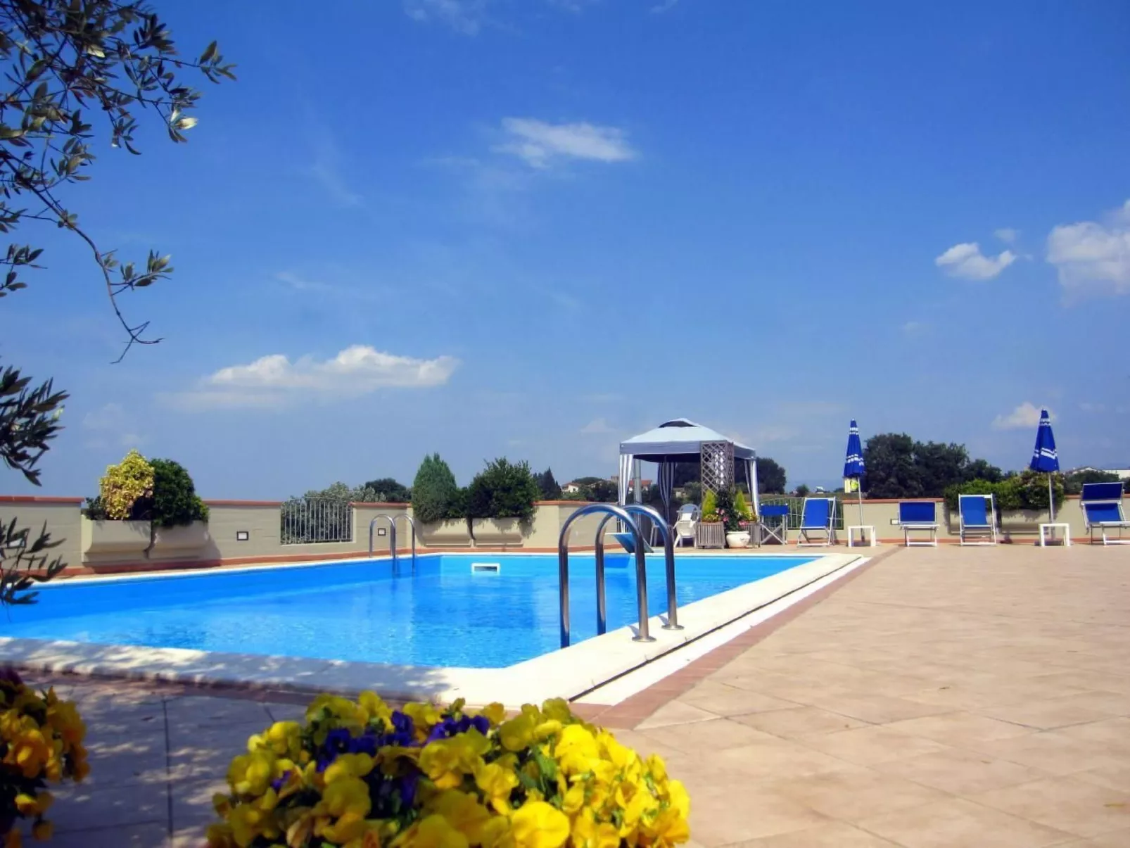 Anwesen mit Gemeinschaftspool-Buiten