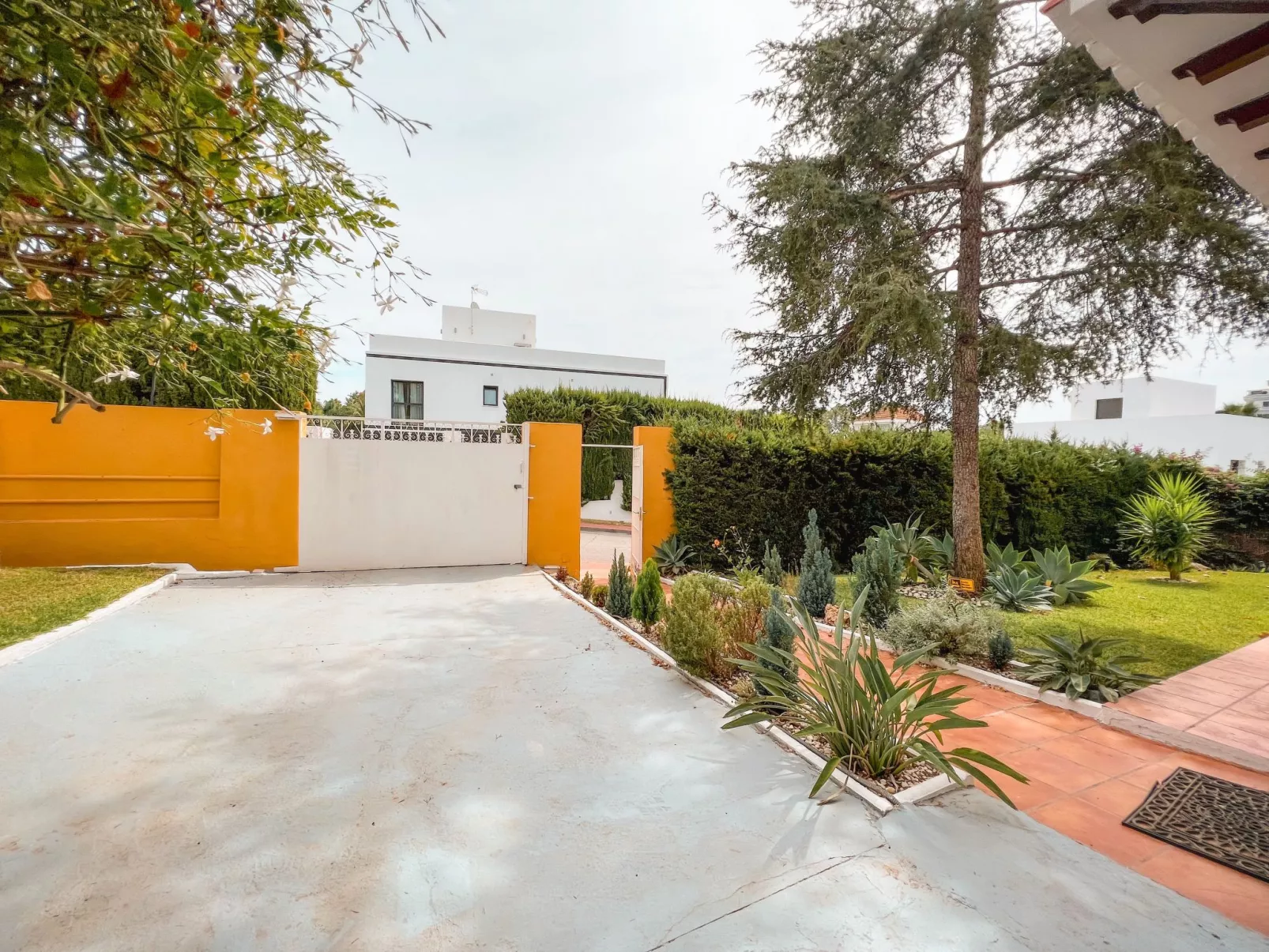 Schöne Villa, großer Pool und Garten-Buiten